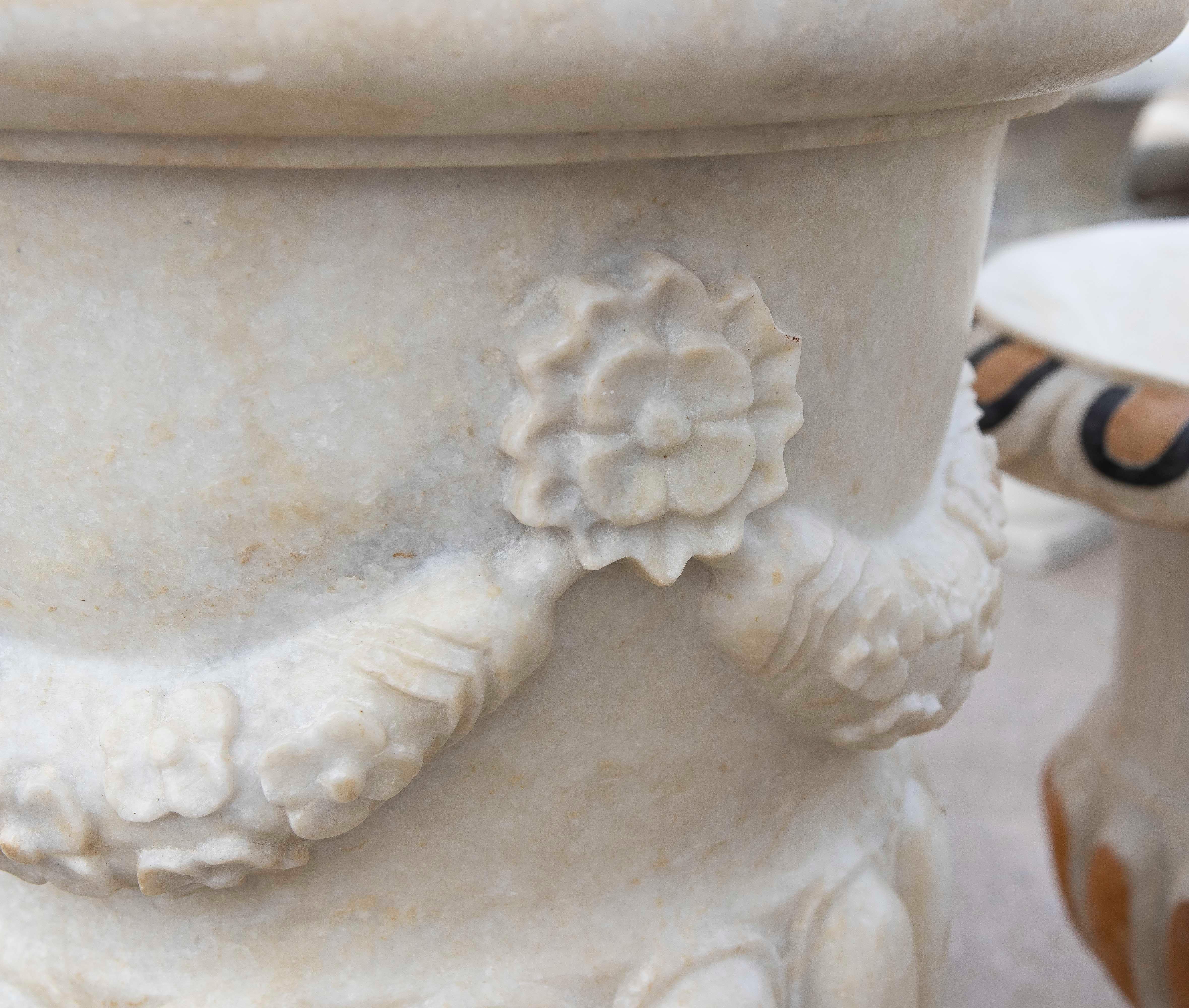 Paire de tasses en marbre blanc sculptées à la main avec décoration de guirlandes en vente 6