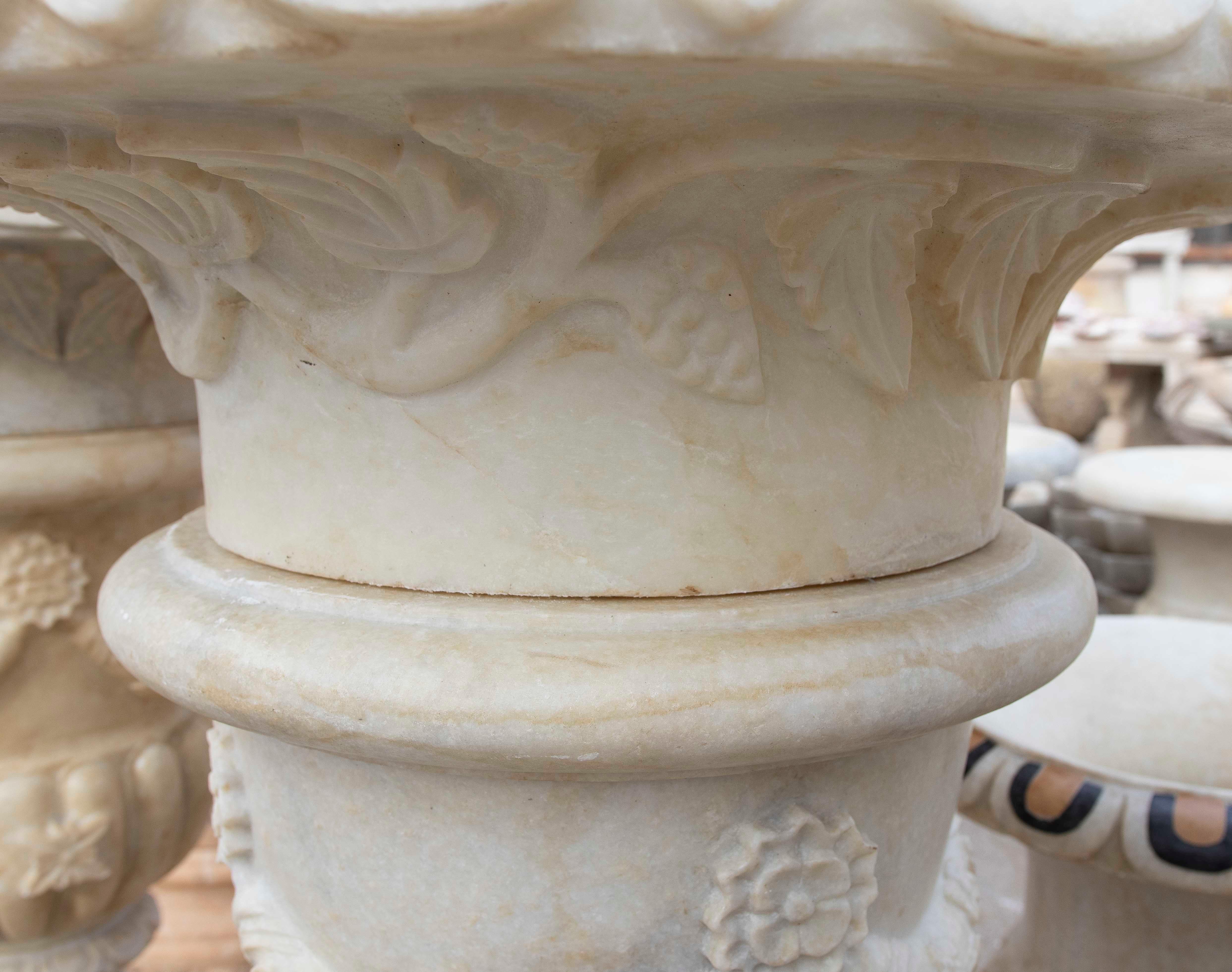 Paire de tasses en marbre blanc sculptées à la main avec décoration de guirlandes en vente 7