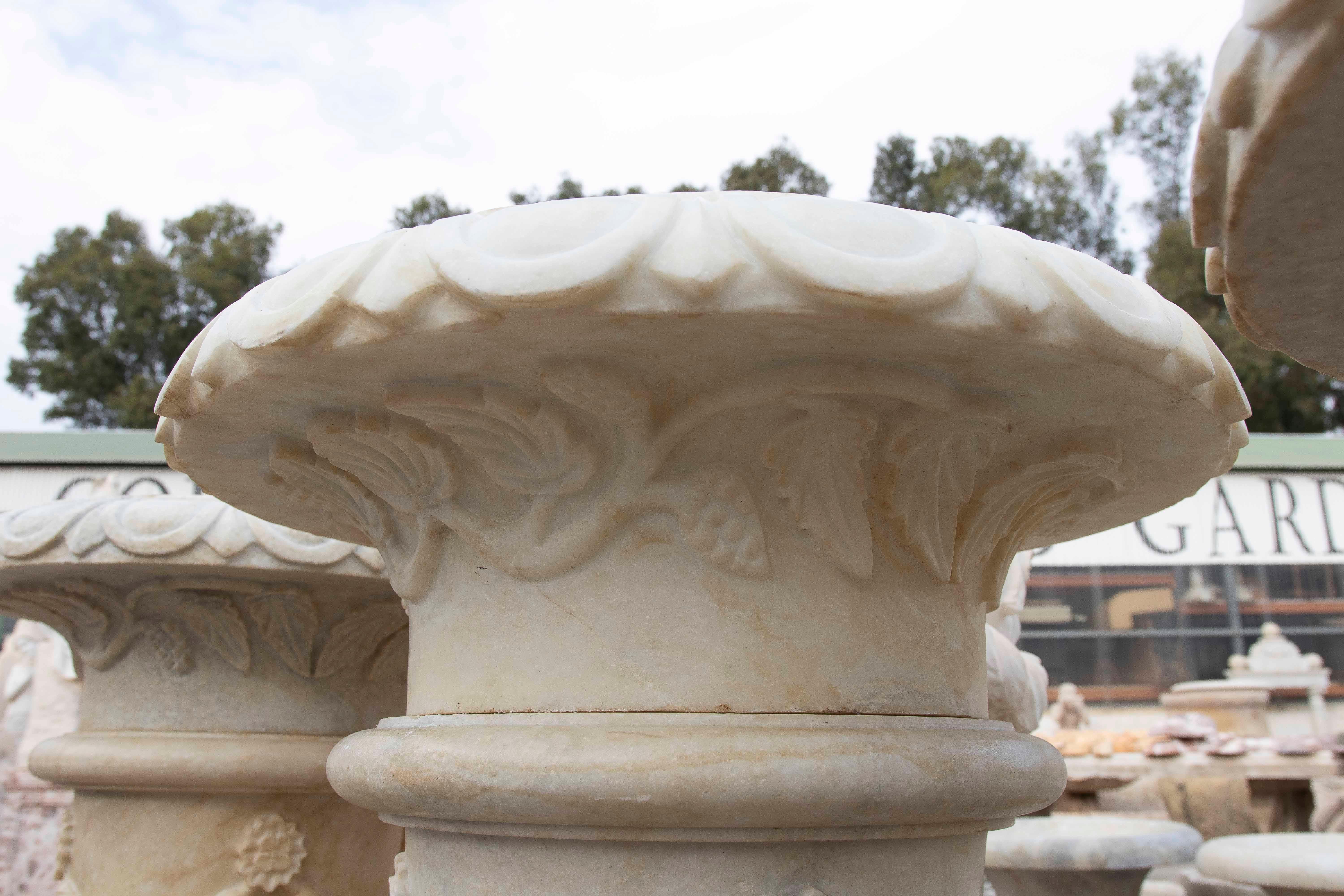 Paire de tasses en marbre blanc sculptées à la main avec décoration de guirlandes en vente 8
