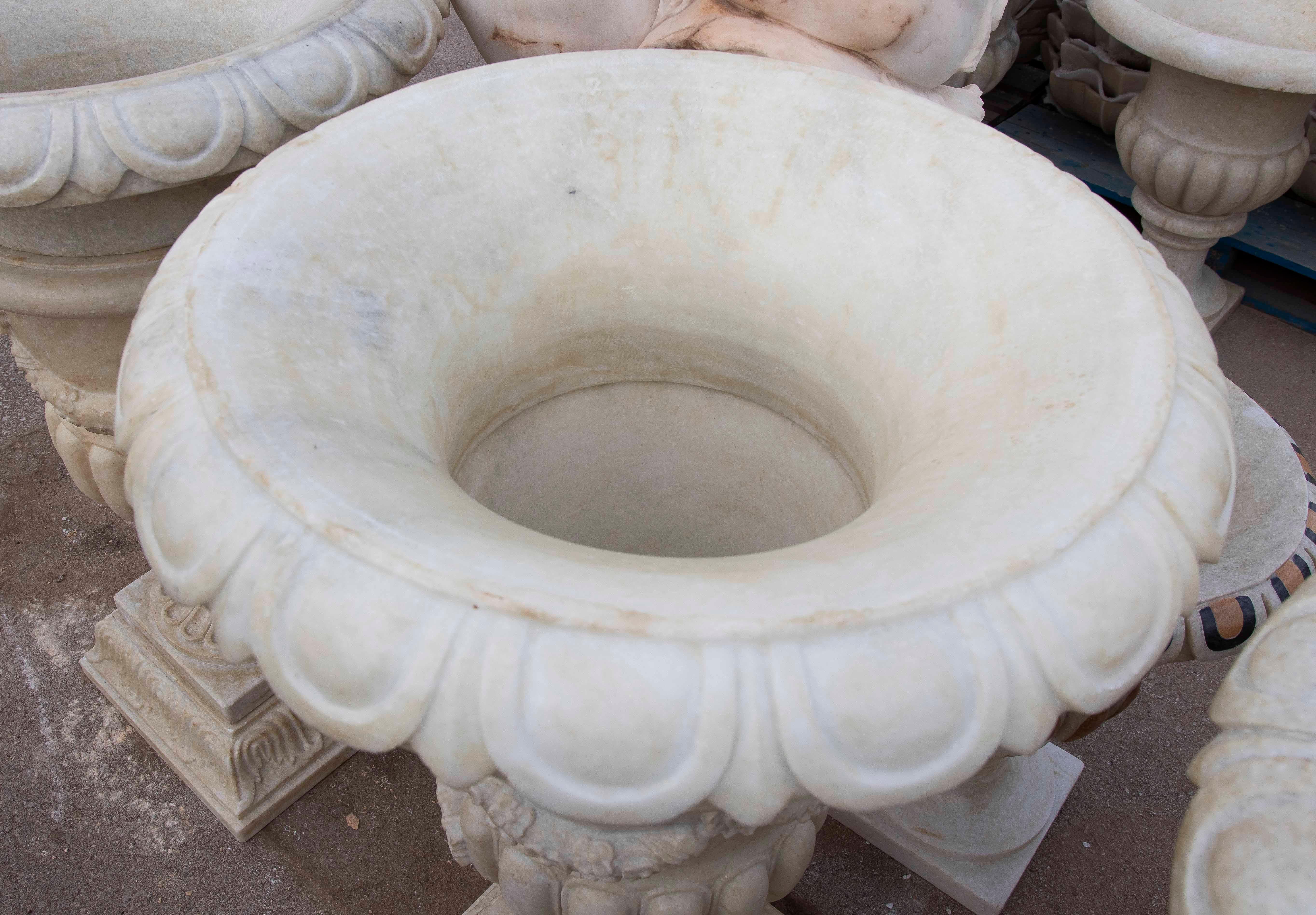 Paire de tasses en marbre blanc sculptées à la main avec décoration de guirlandes en vente 9