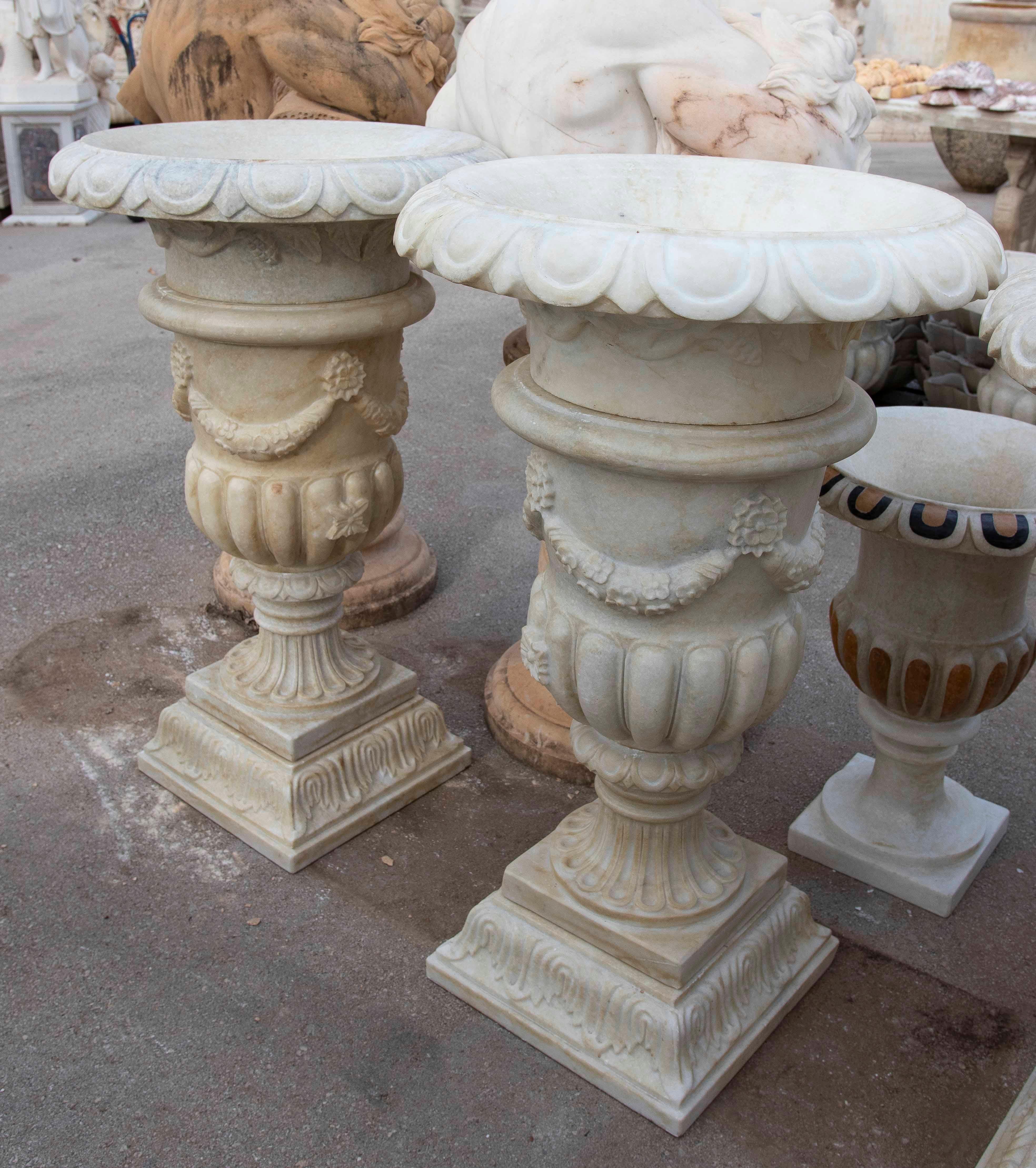 Européen Paire de tasses en marbre blanc sculptées à la main avec décoration de guirlandes en vente