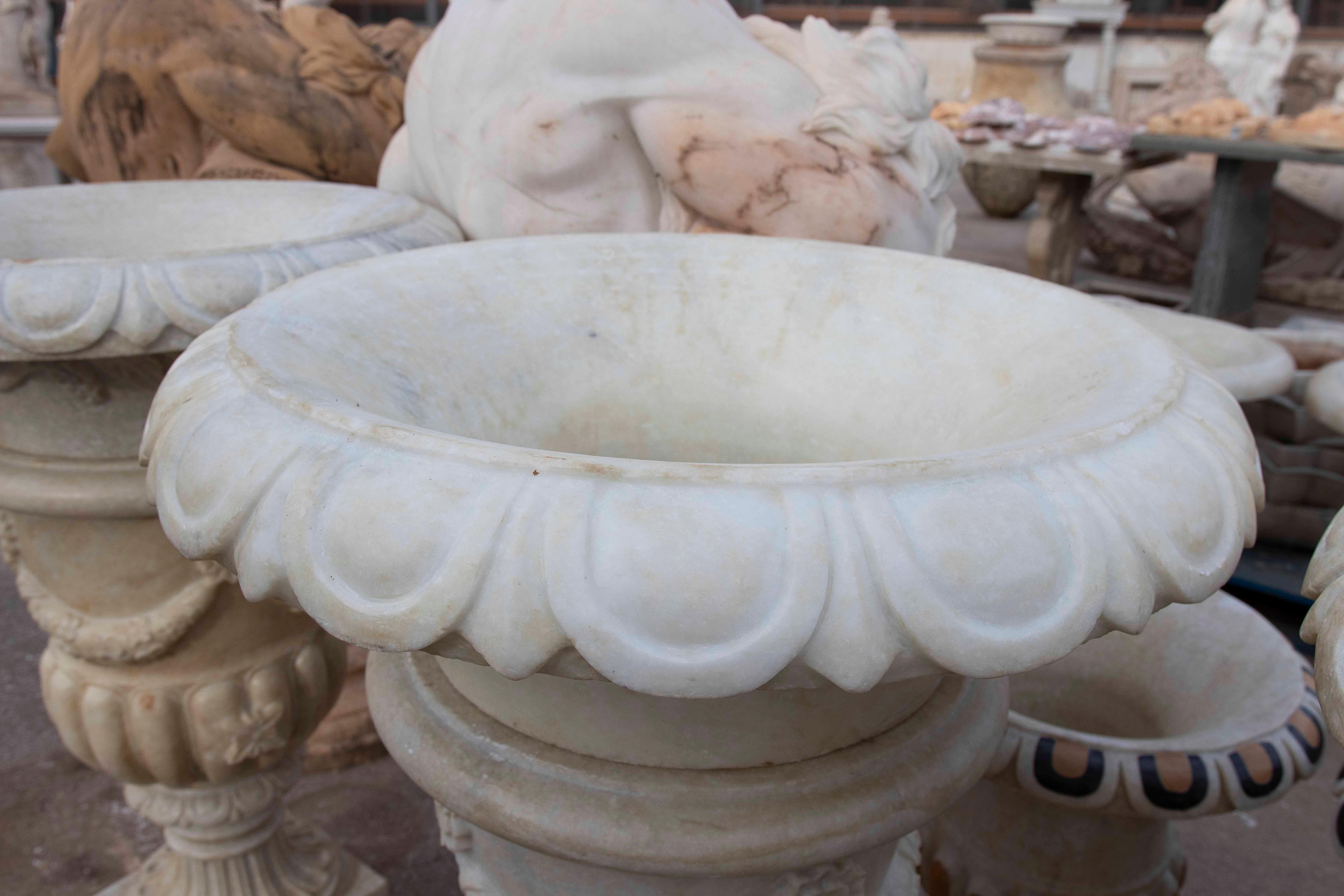 Sculpté à la main Paire de tasses en marbre blanc sculptées à la main avec décoration de guirlandes en vente