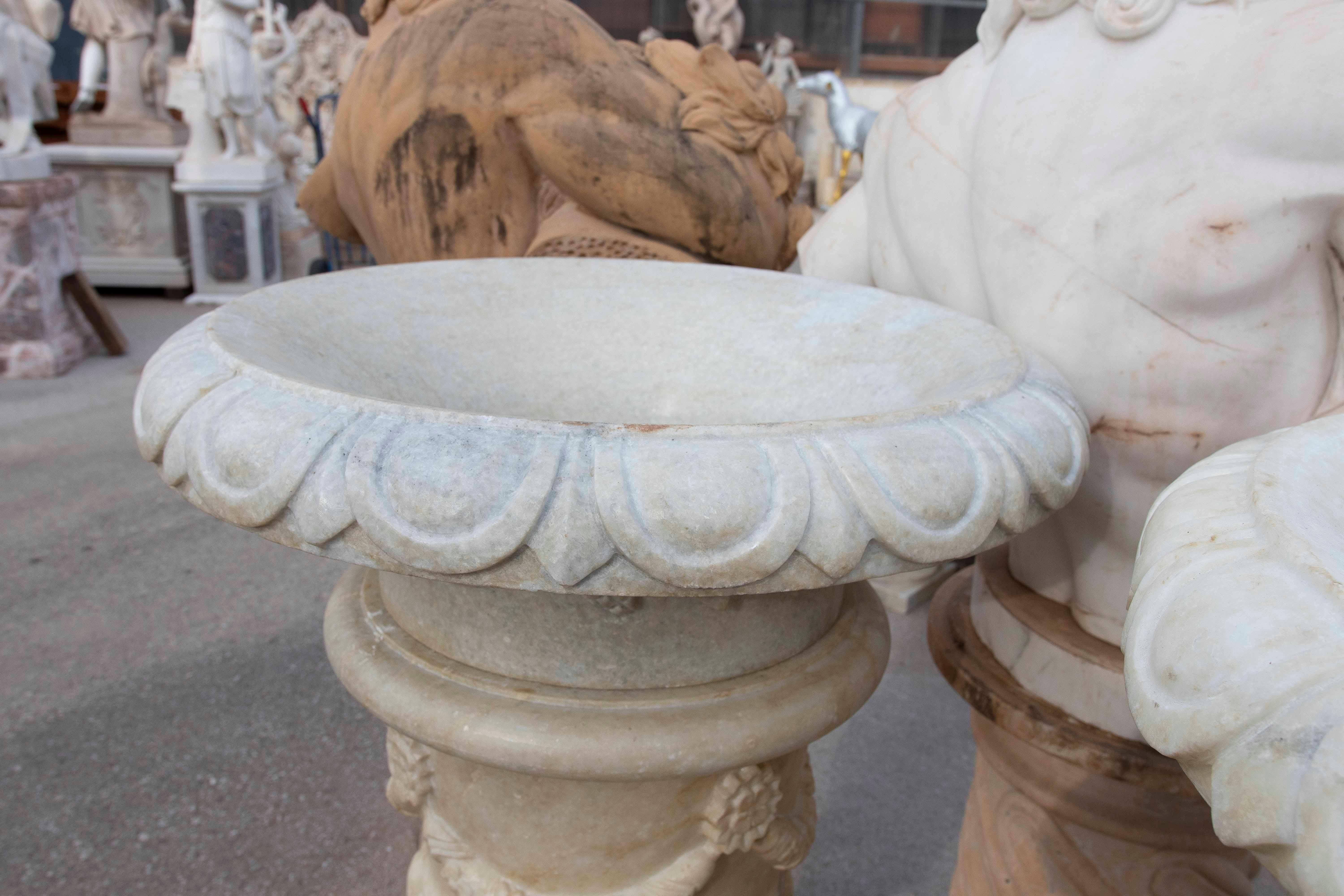 Paire de tasses en marbre blanc sculptées à la main avec décoration de guirlandes Bon état - En vente à Marbella, ES
