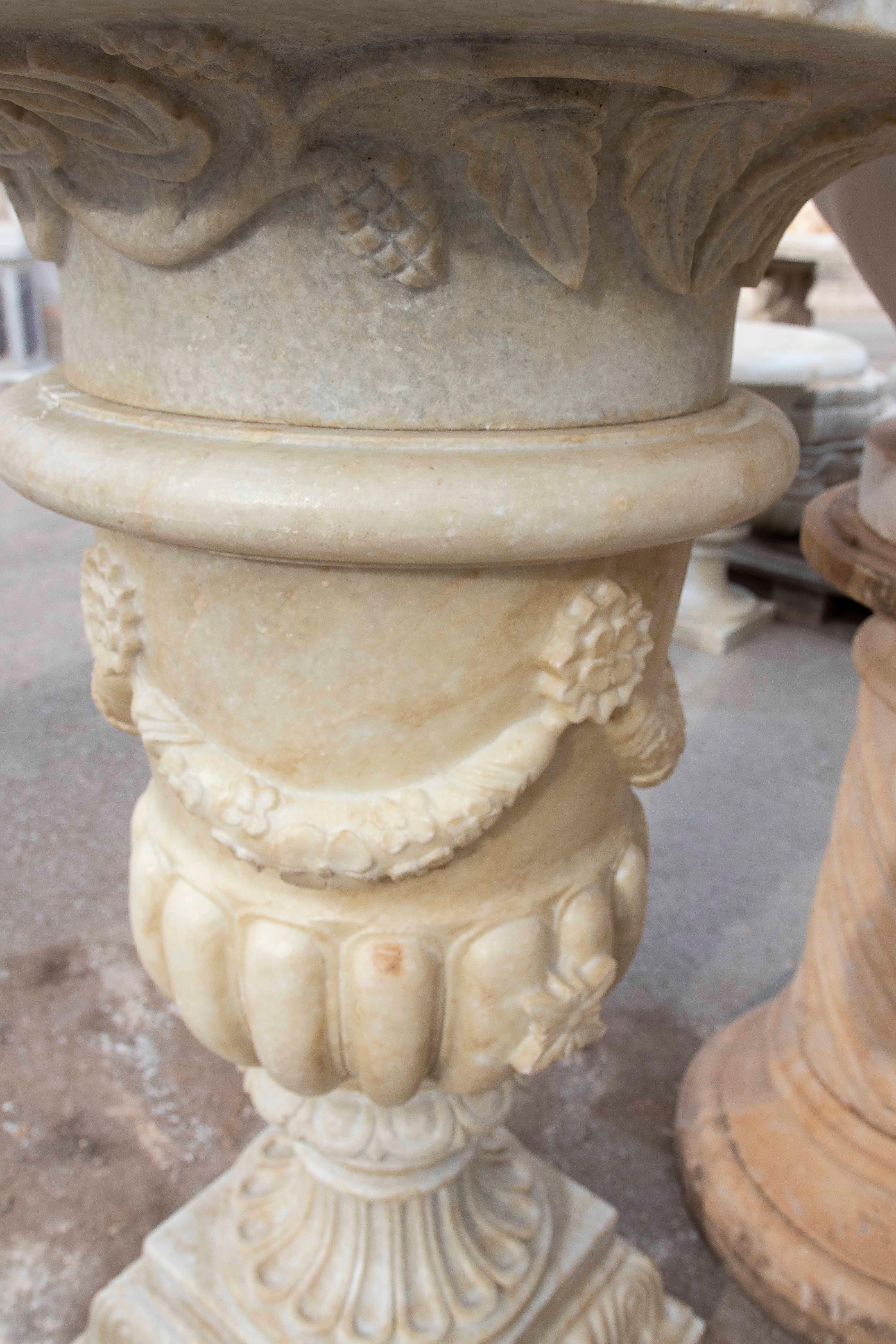 20ième siècle Paire de tasses en marbre blanc sculptées à la main avec décoration de guirlandes en vente