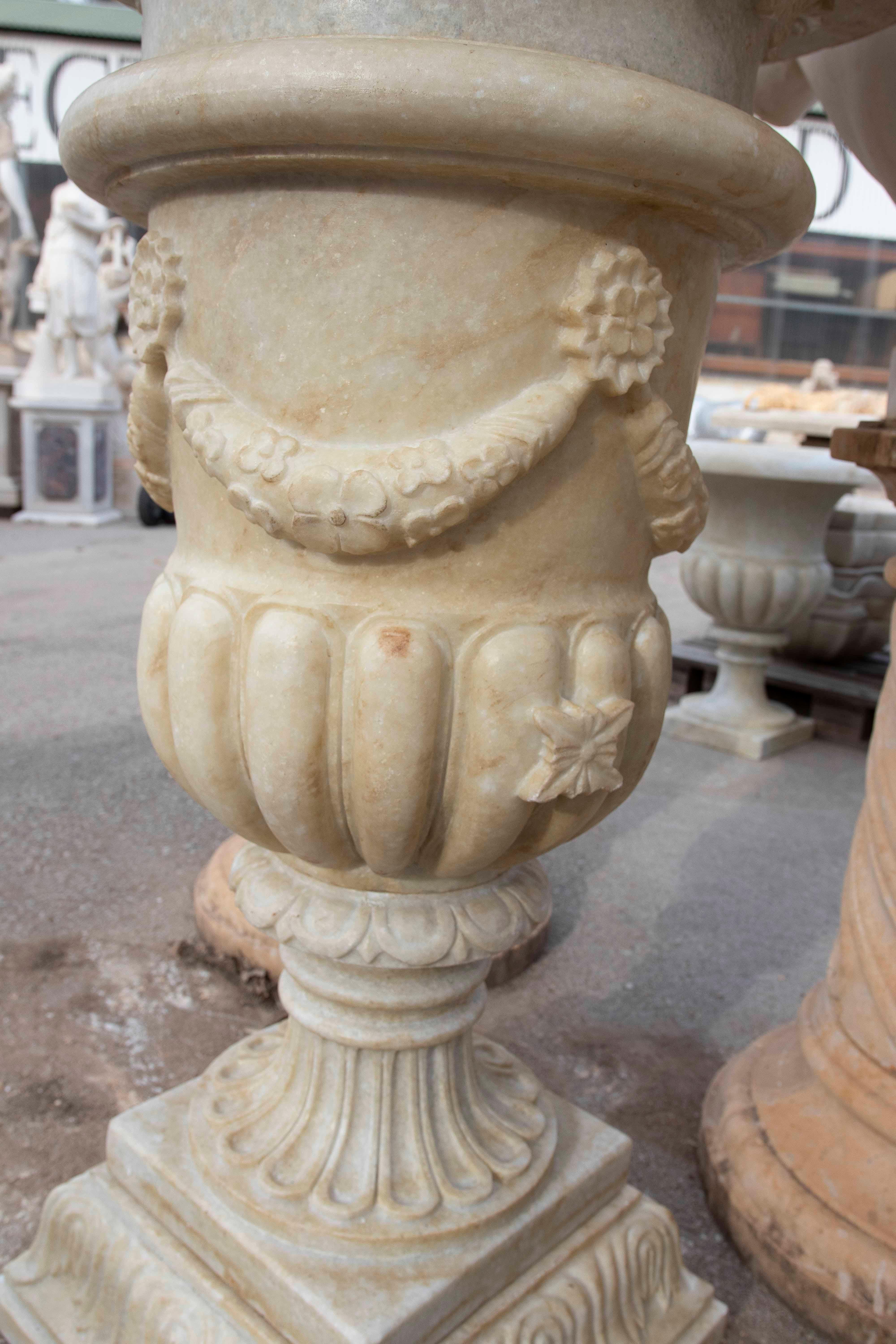 Marbre Paire de tasses en marbre blanc sculptées à la main avec décoration de guirlandes en vente