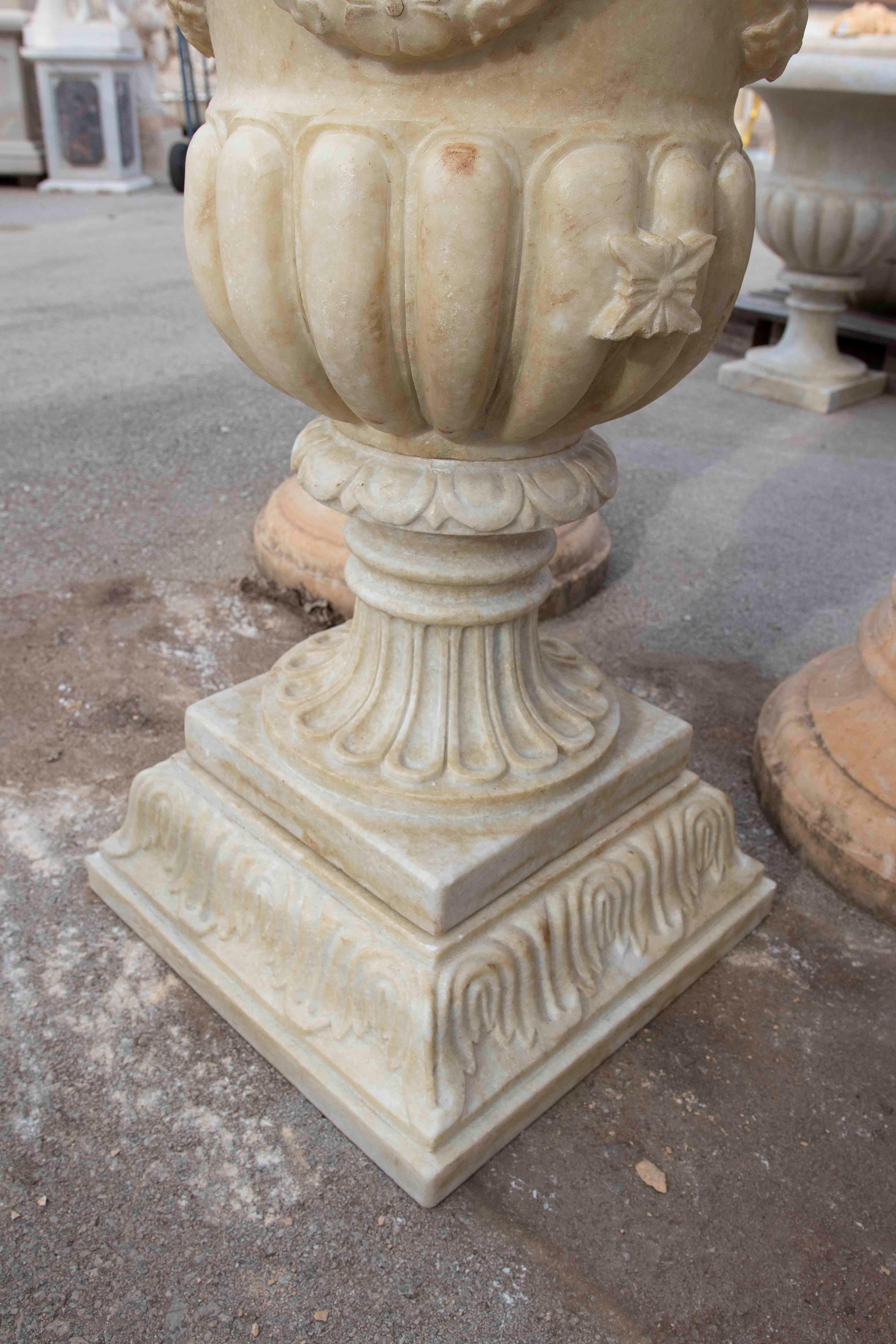 Paire de tasses en marbre blanc sculptées à la main avec décoration de guirlandes en vente 1