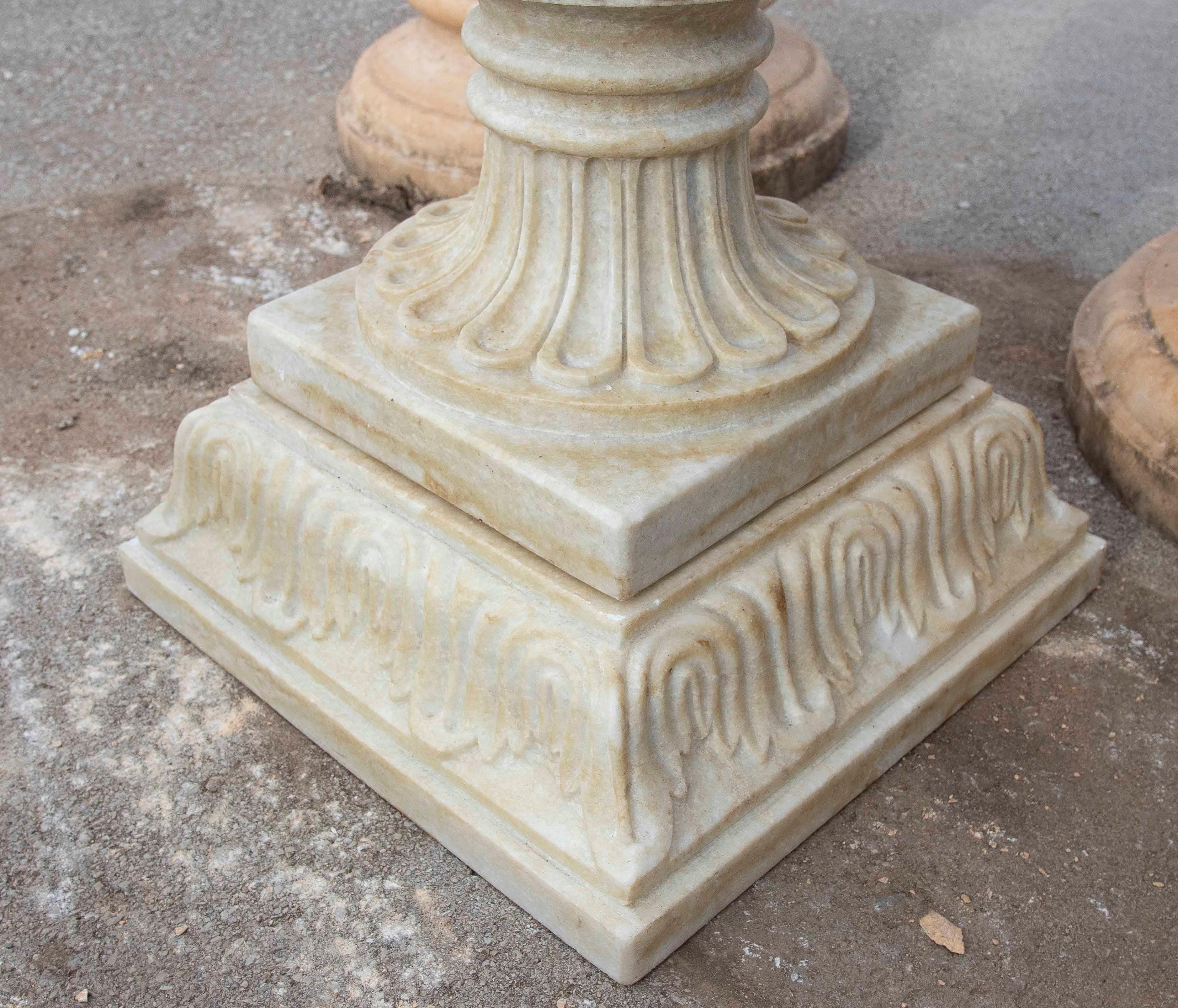 Paire de tasses en marbre blanc sculptées à la main avec décoration de guirlandes en vente 2