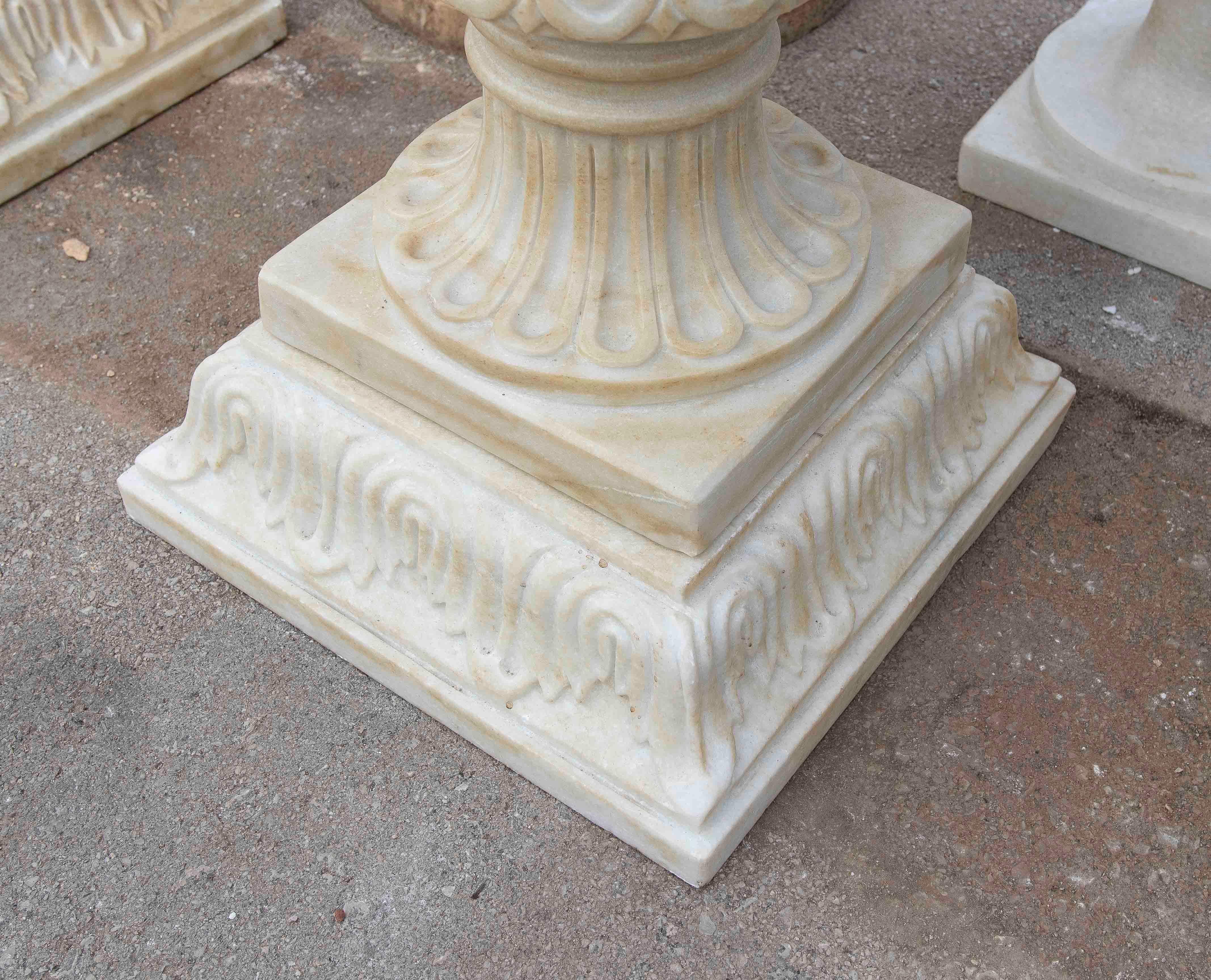 Paire de tasses en marbre blanc sculptées à la main avec décoration de guirlandes en vente 3