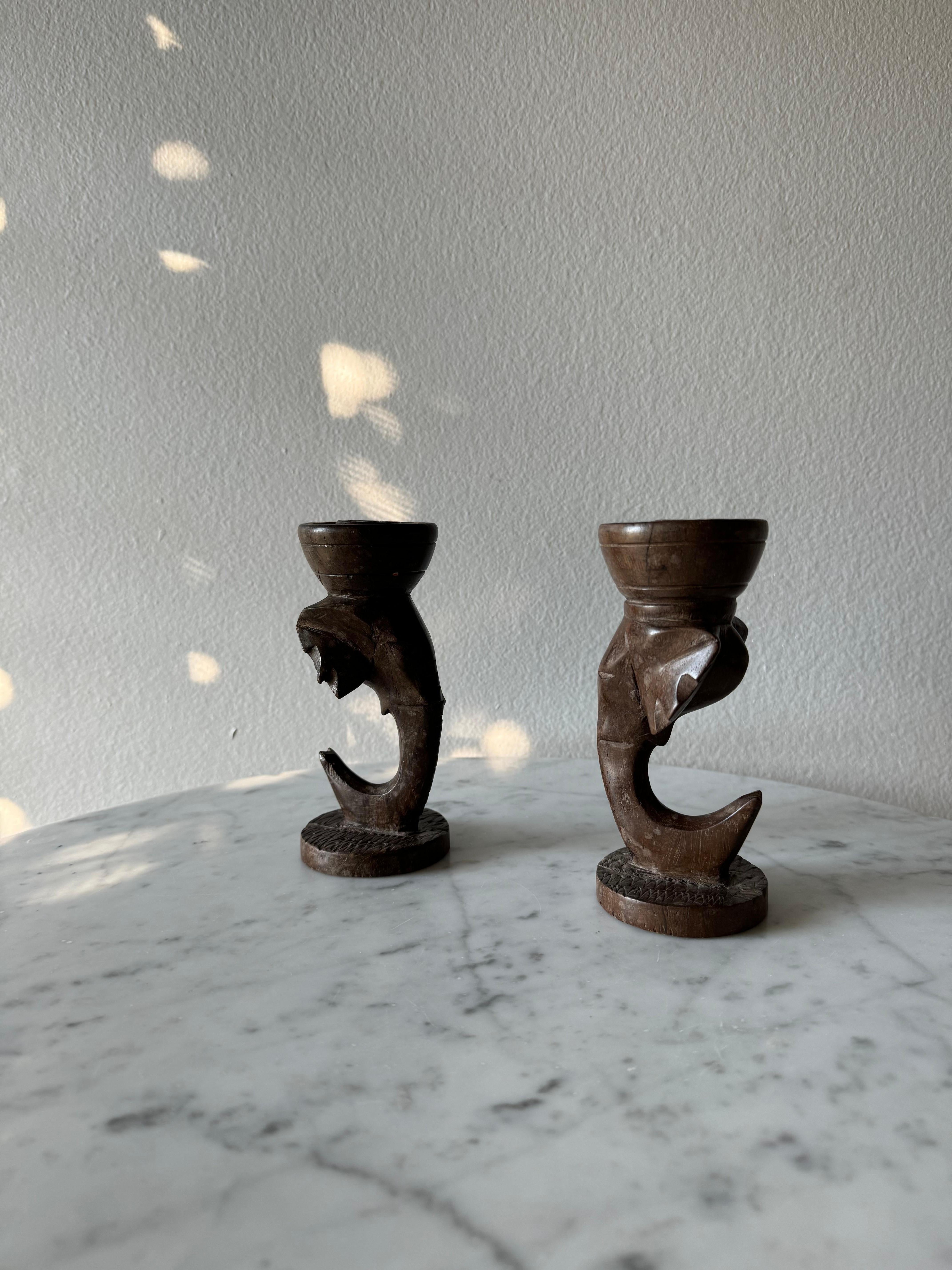 Paar handgeschnitzte afrikanische Kerzenständer aus Holz, 1970er Jahre im Angebot 4