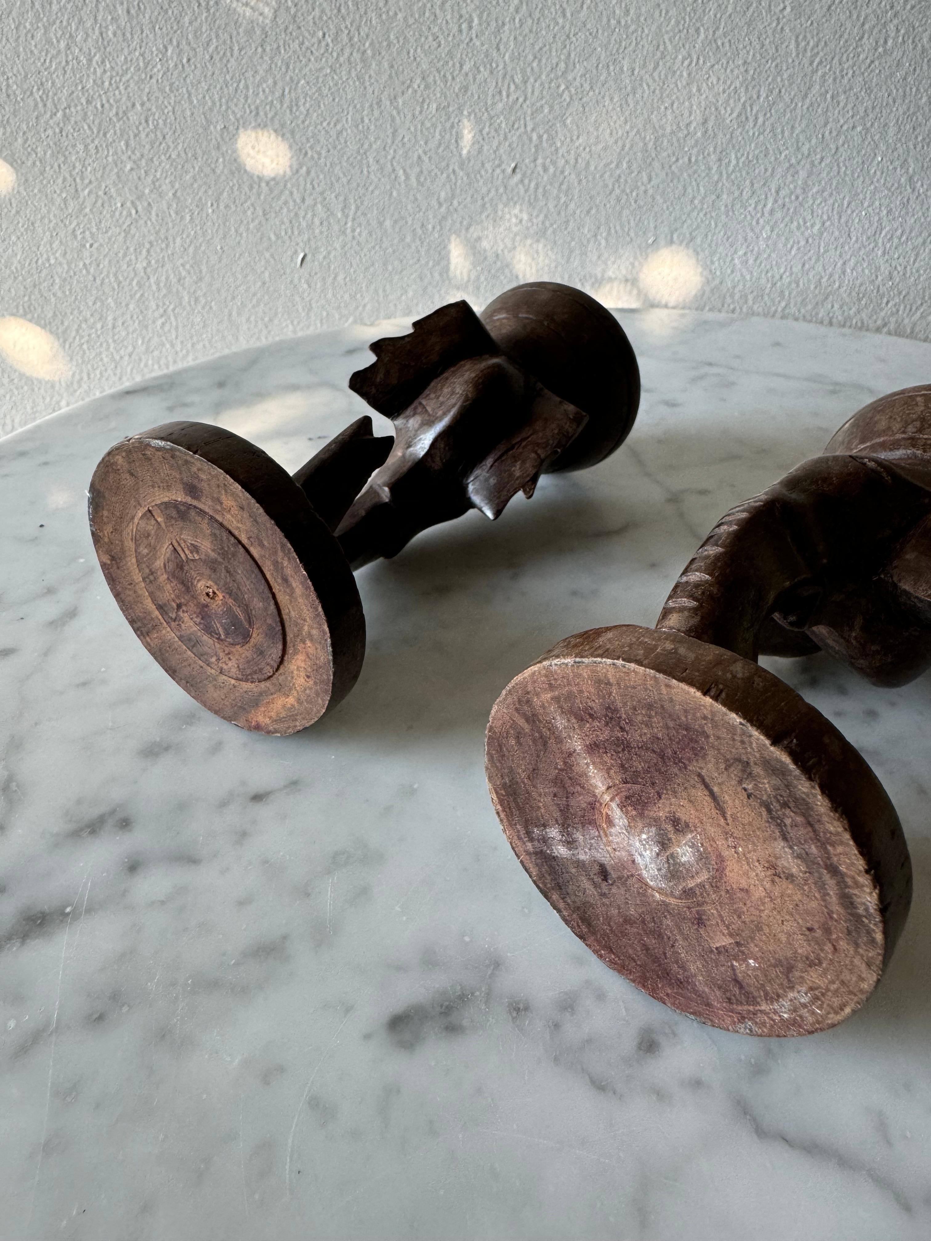 Paar handgeschnitzte afrikanische Kerzenständer aus Holz, 1970er Jahre im Angebot 6