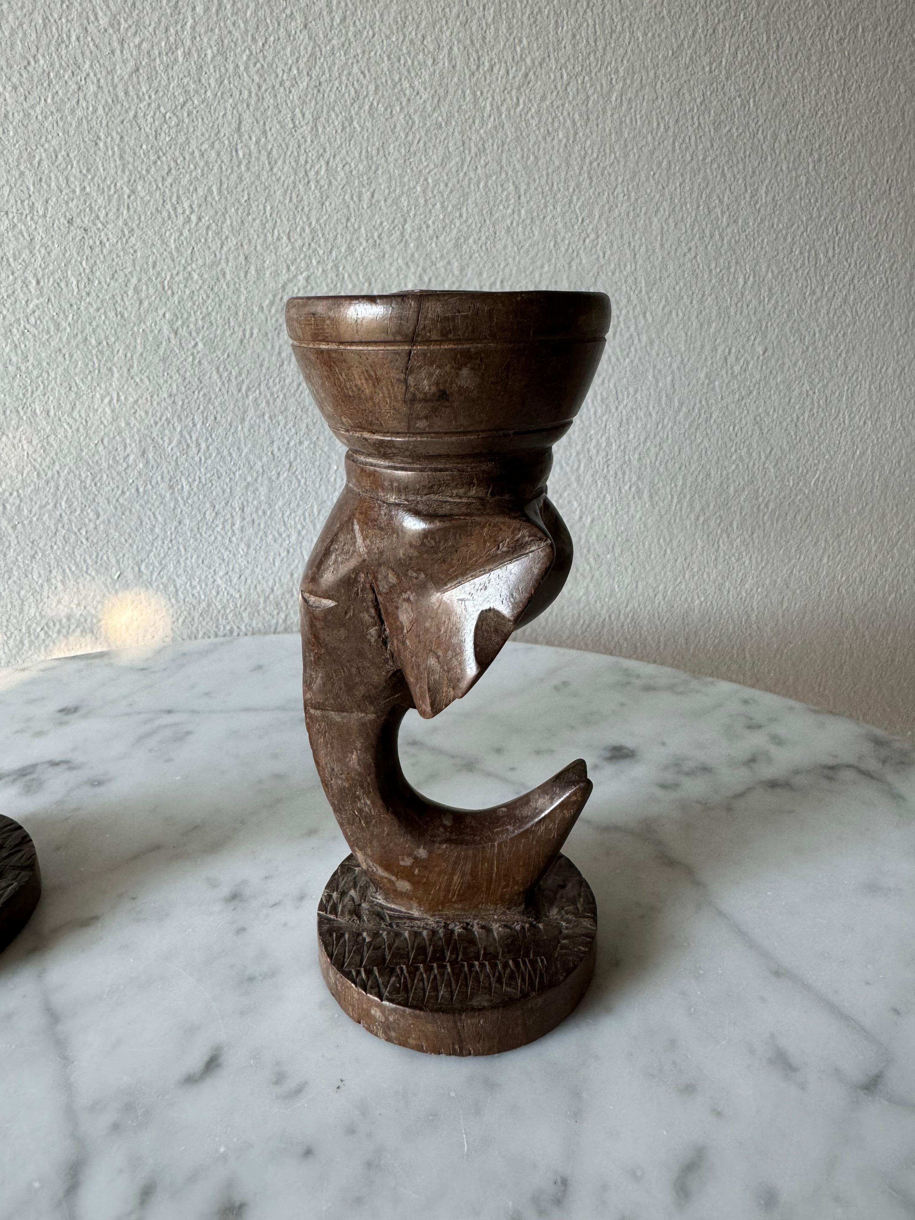 Paar handgeschnitzte afrikanische Kerzenständer aus Holz, 1970er Jahre (Handgeschnitzt) im Angebot