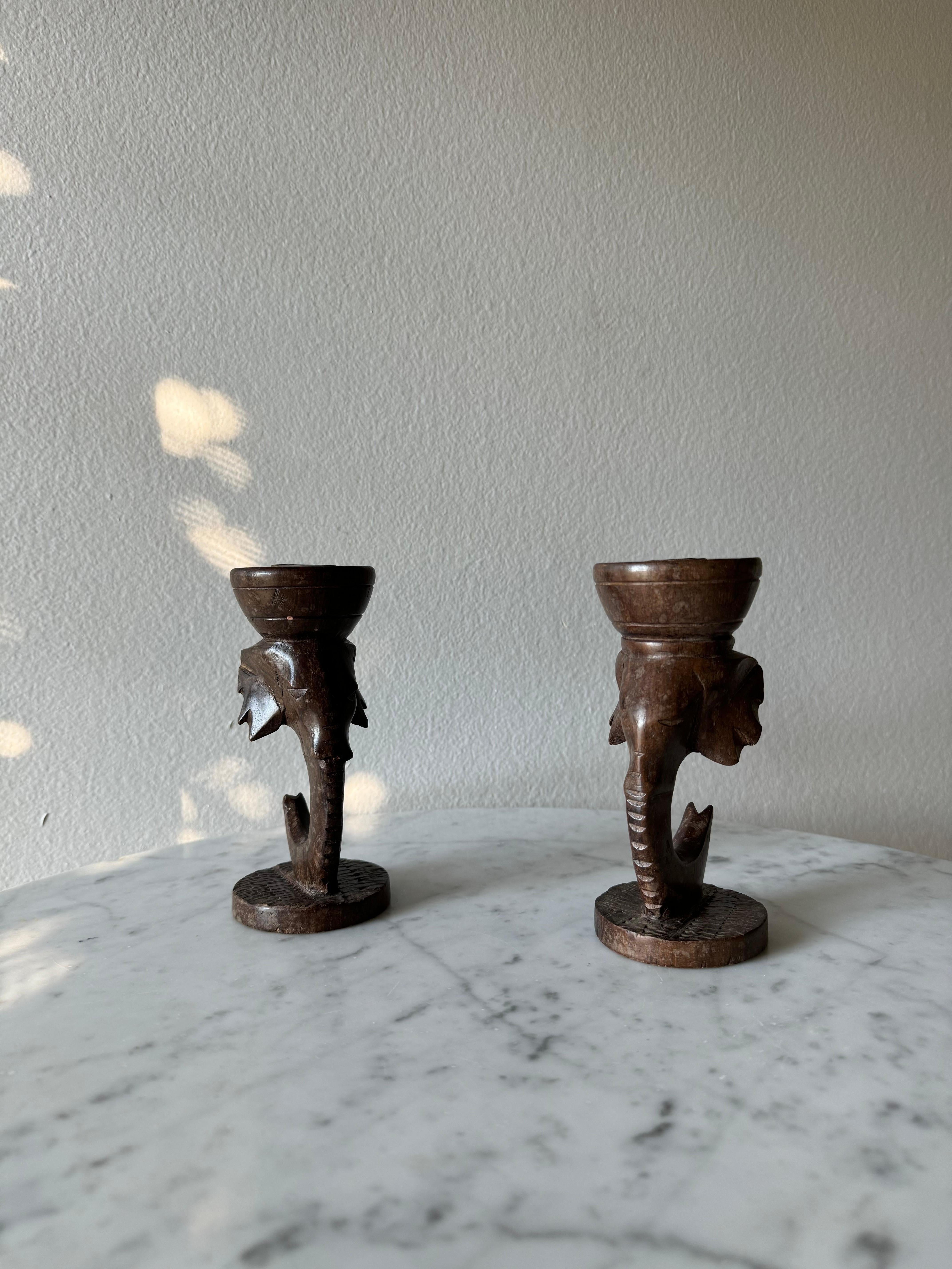 Paar handgeschnitzte afrikanische Kerzenständer aus Holz, 1970er Jahre im Zustand „Gut“ im Angebot in San Juan Capistrano, CA
