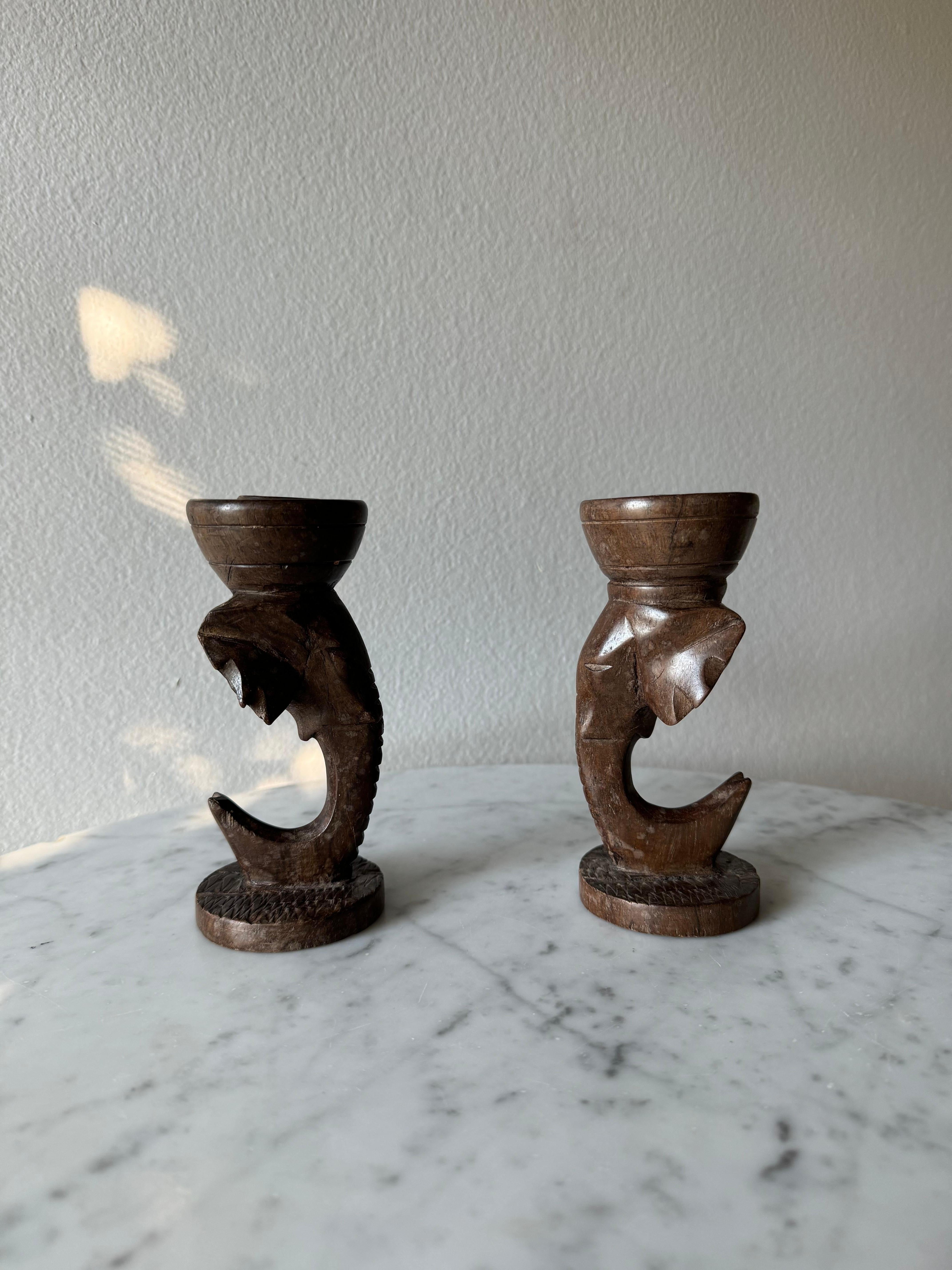 Paar handgeschnitzte afrikanische Kerzenständer aus Holz, 1970er Jahre im Angebot 1