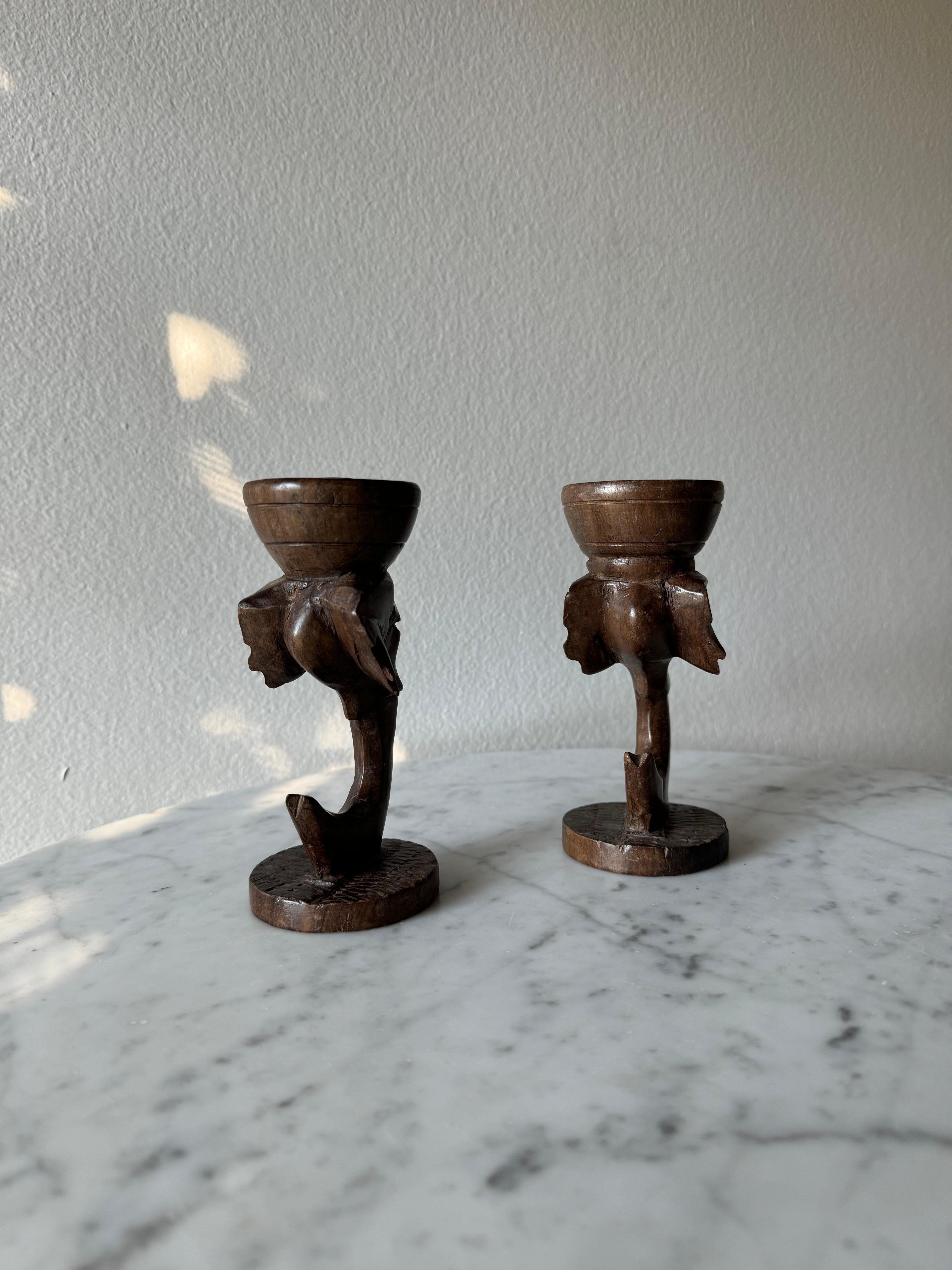 Paar handgeschnitzte afrikanische Kerzenständer aus Holz, 1970er Jahre im Angebot 2