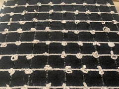 Pareja de lámparas de madera tallada a mano con figuras de arte popular africano y pantallas tejidas a medida