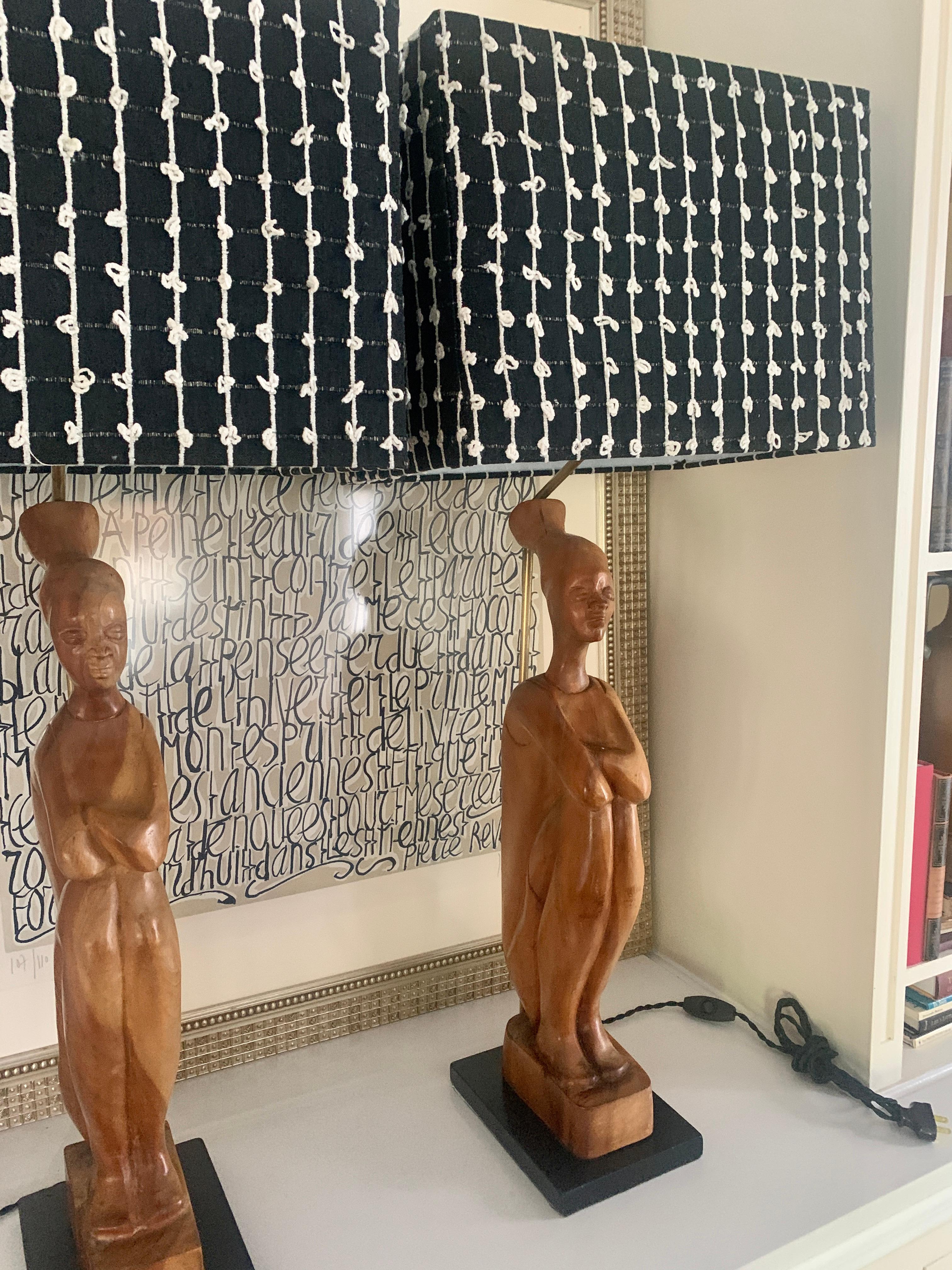Paar handgeschnitzte afrikanische Volkskunst-Figurenlampen aus Holz und maßgefertigte gewebte Schirmen (20. Jahrhundert) im Angebot