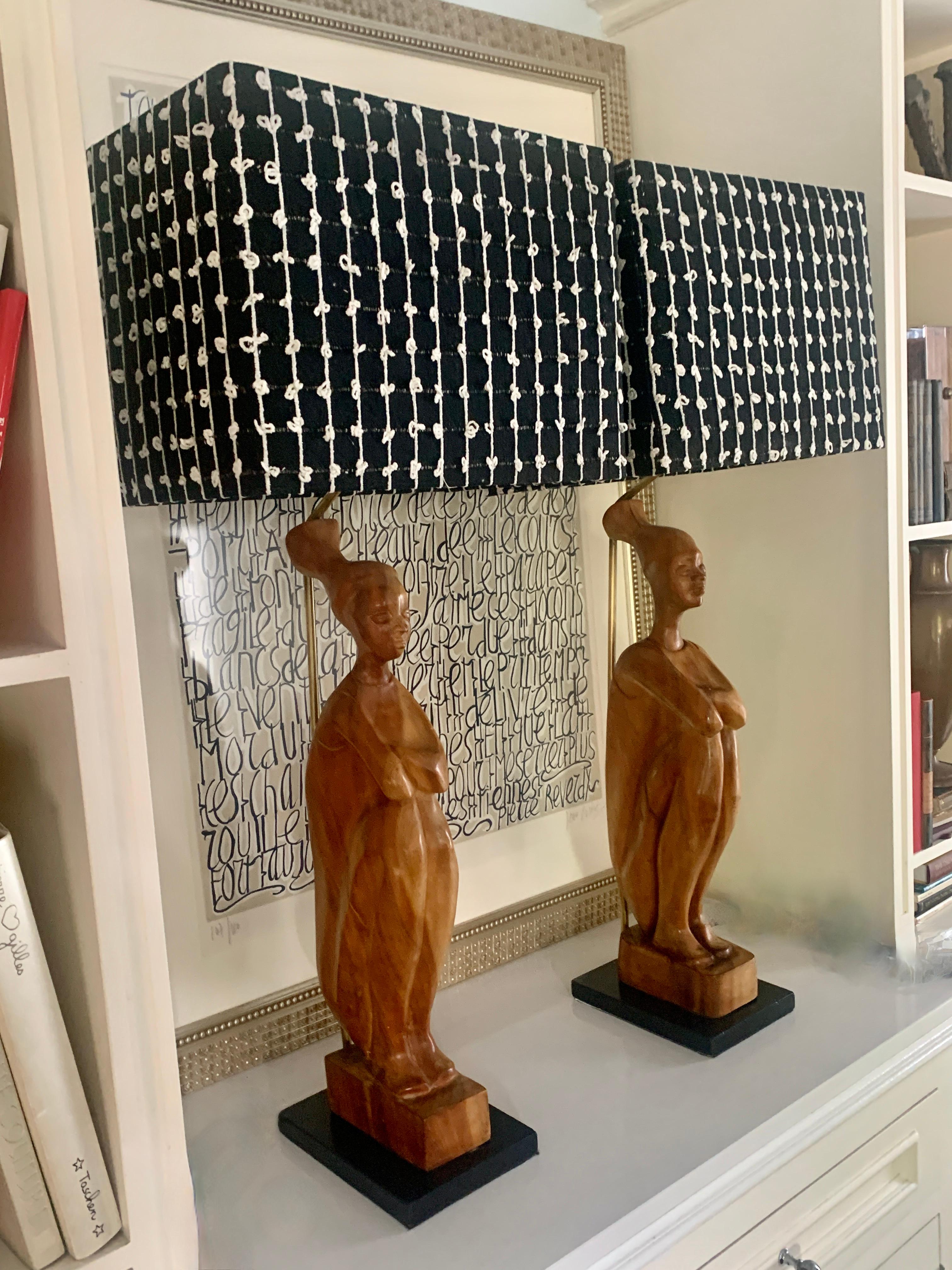 Paar handgeschnitzte afrikanische Volkskunst-Figurenlampen aus Holz und maßgefertigte gewebte Schirmen (Messing) im Angebot