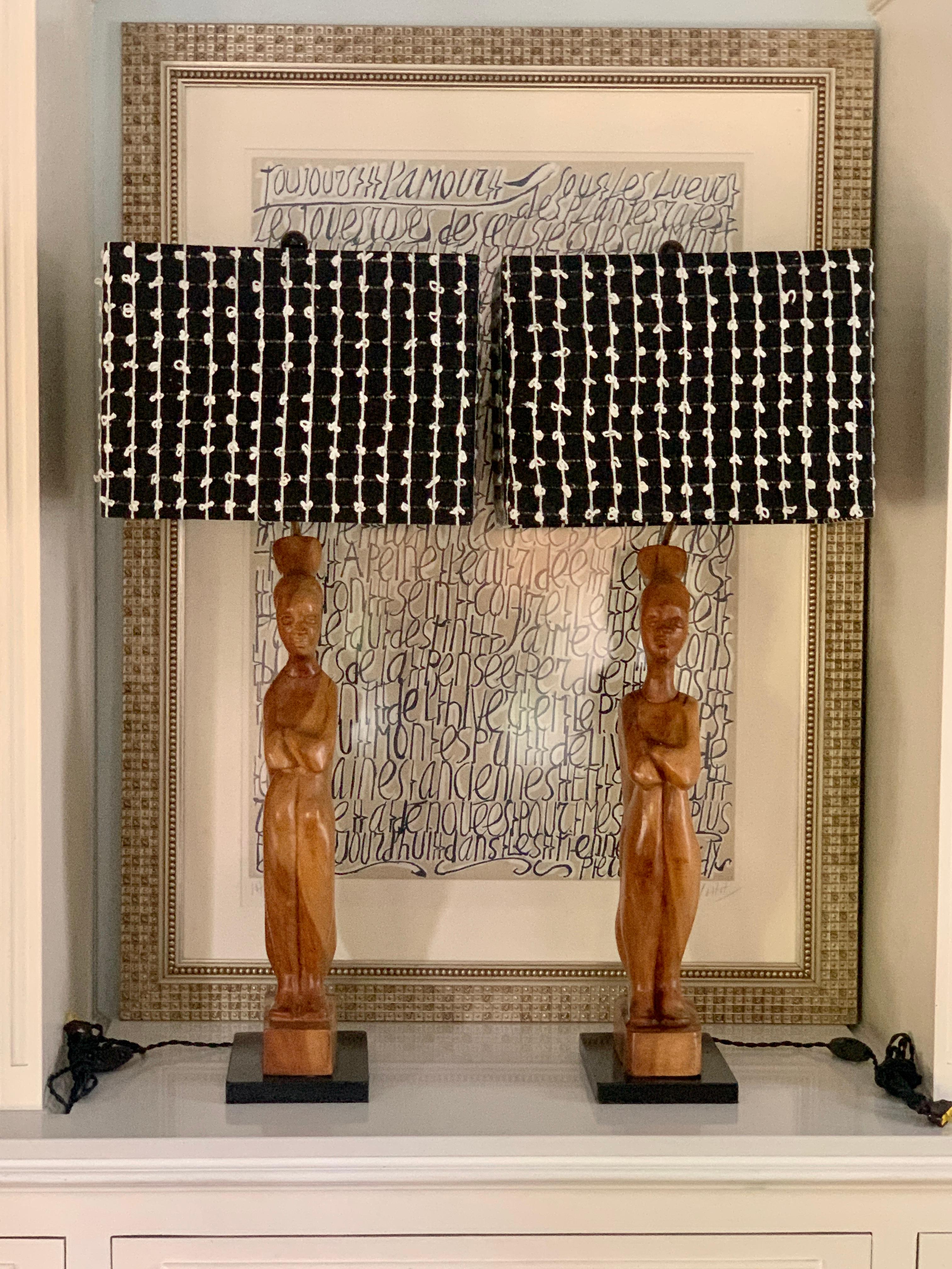 Ottone Coppia di lampade con figure folkloristiche africane in legno intagliato a mano e paralumi intrecciati personalizzati in vendita