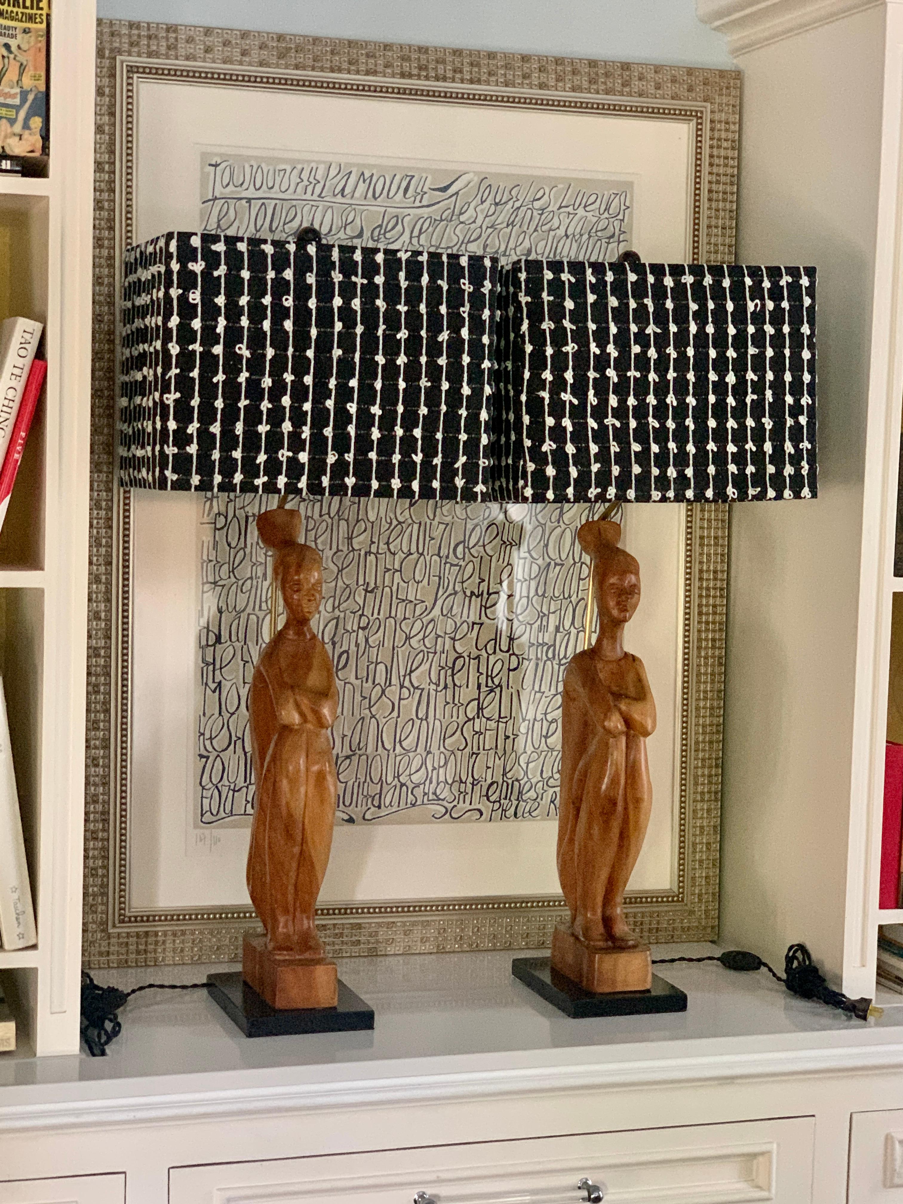 Coppia di lampade con figure folkloristiche africane in legno intagliato a mano e paralumi intrecciati personalizzati in vendita 1