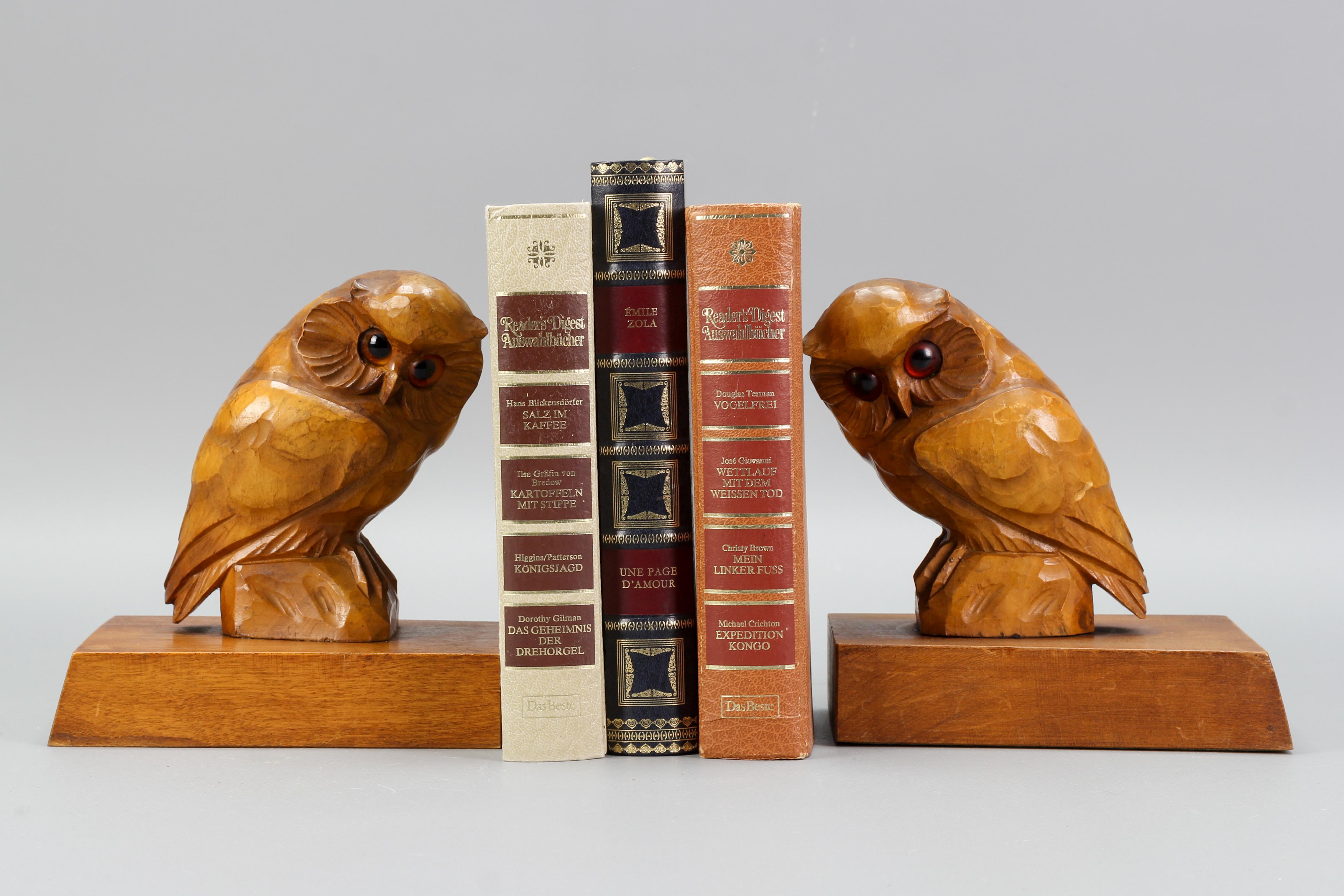 Charmante paire de serre-livres en bois de tilleul avec des figurines sculptées de hiboux aux beaux yeux orange, Allemagne, vers les années 1930.
Ces adorables serre-livres feront merveille sur une étagère, un manteau de cheminée ou une table