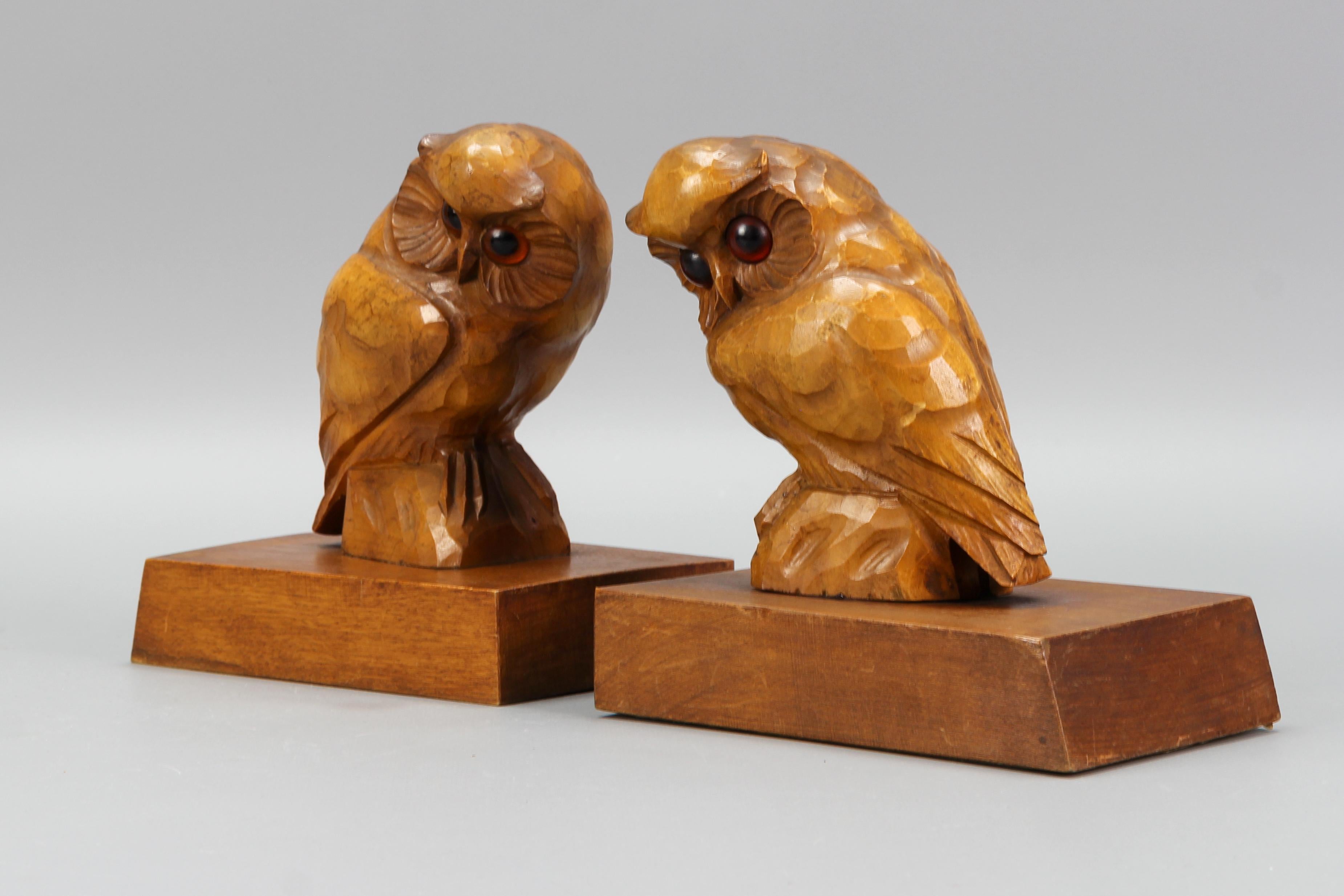 Pair of Hand Carved Wooden Bookends Owls, Germany For Sale 2
