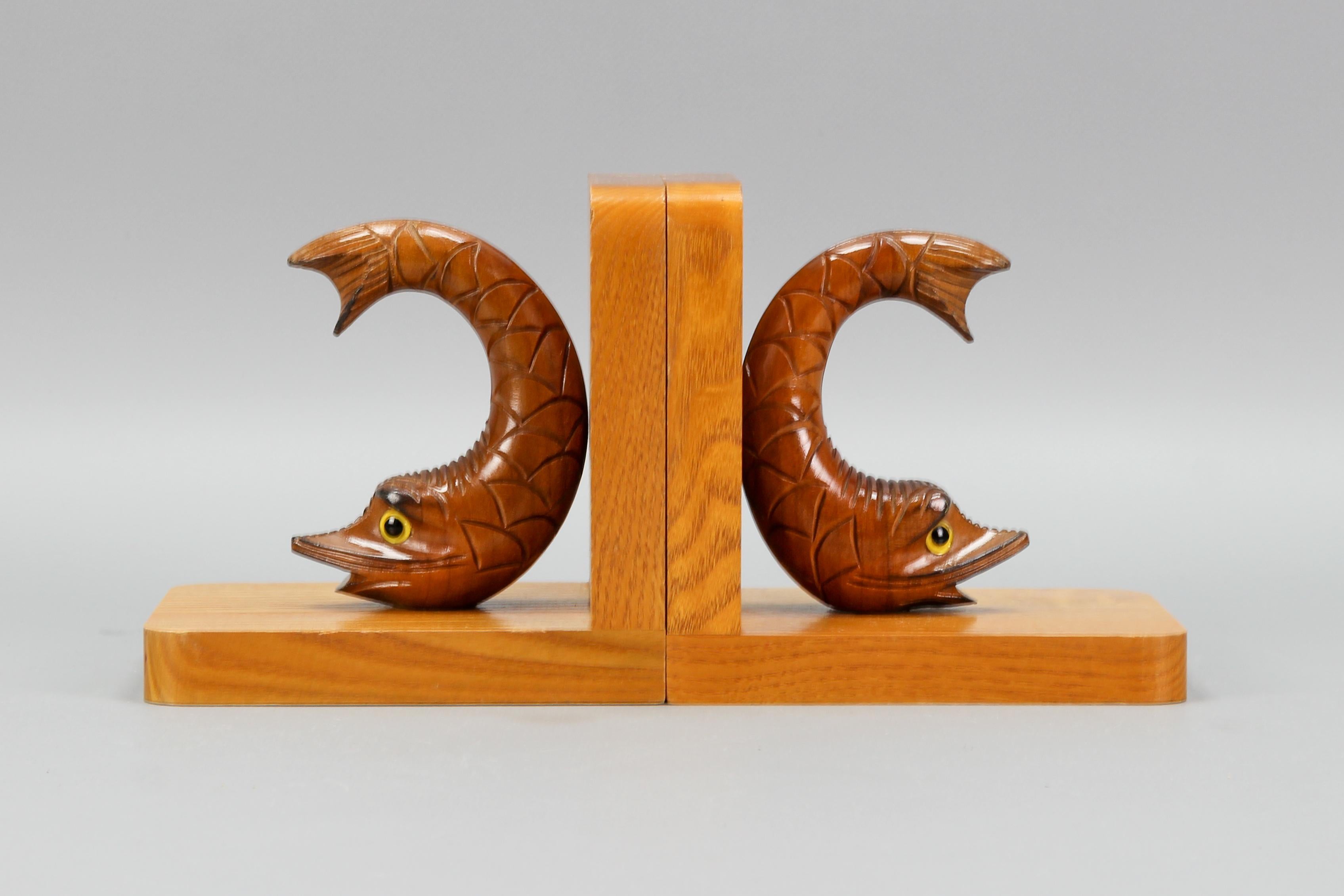 Pair of Hand Carved Wooden Bookends Sturgeons, Germany, 1970s In Good Condition For Sale In Barntrup, DE