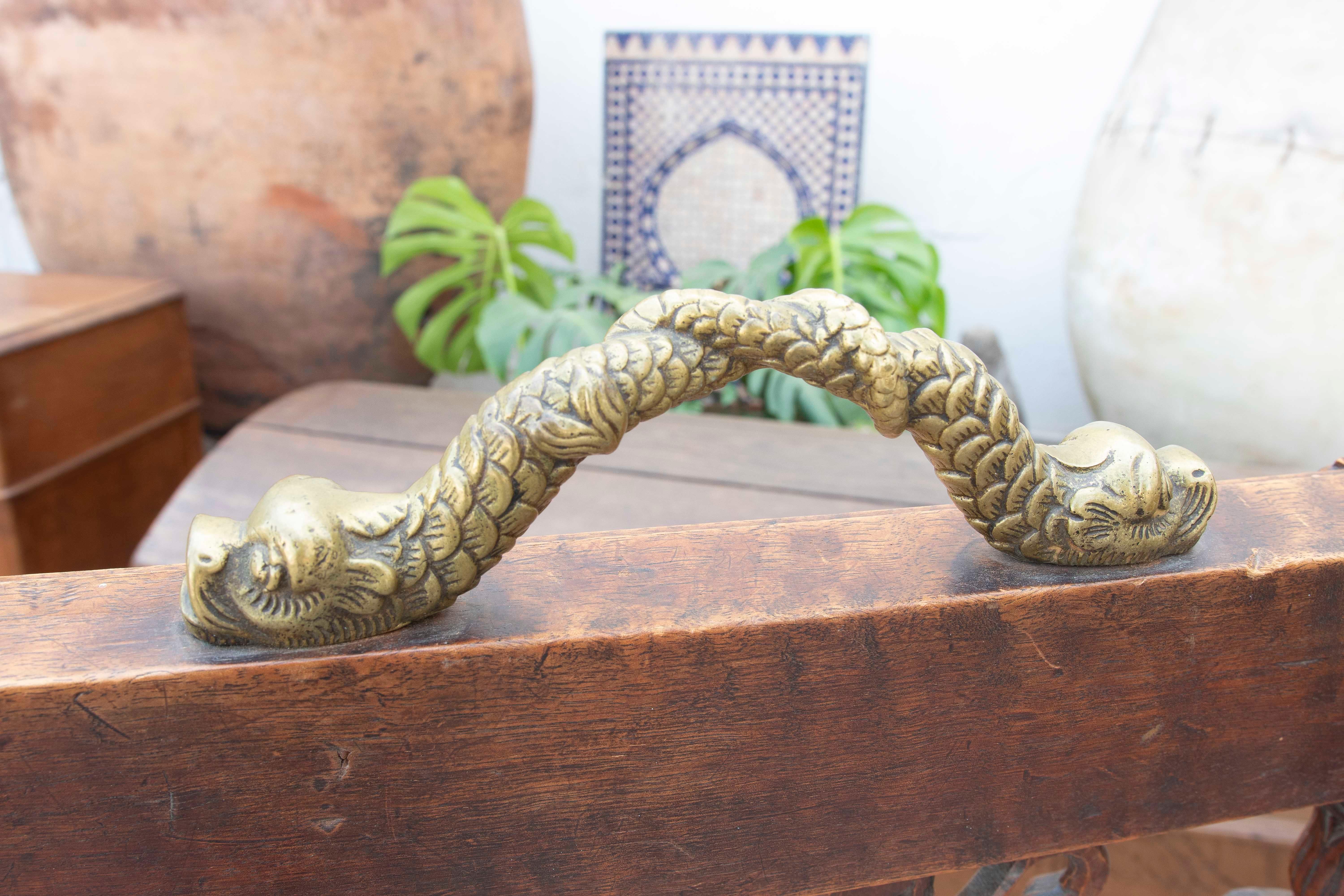 Paire de chaises en bois sculptées à la main avec décoration de poissons en bronze en vente 6