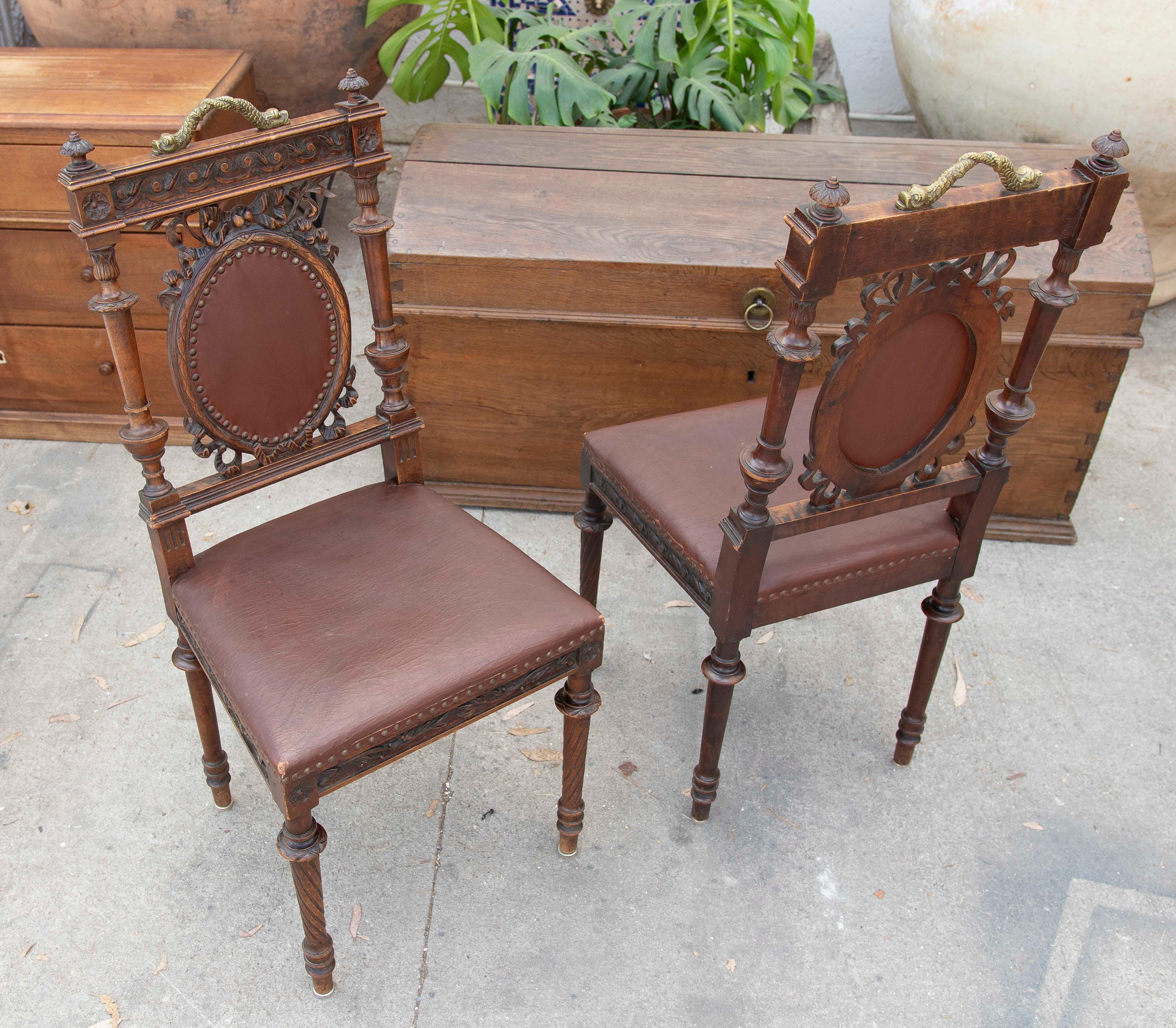 Paire de chaises en bois sculptées à la main avec décoration de poissons en bronze en vente 7