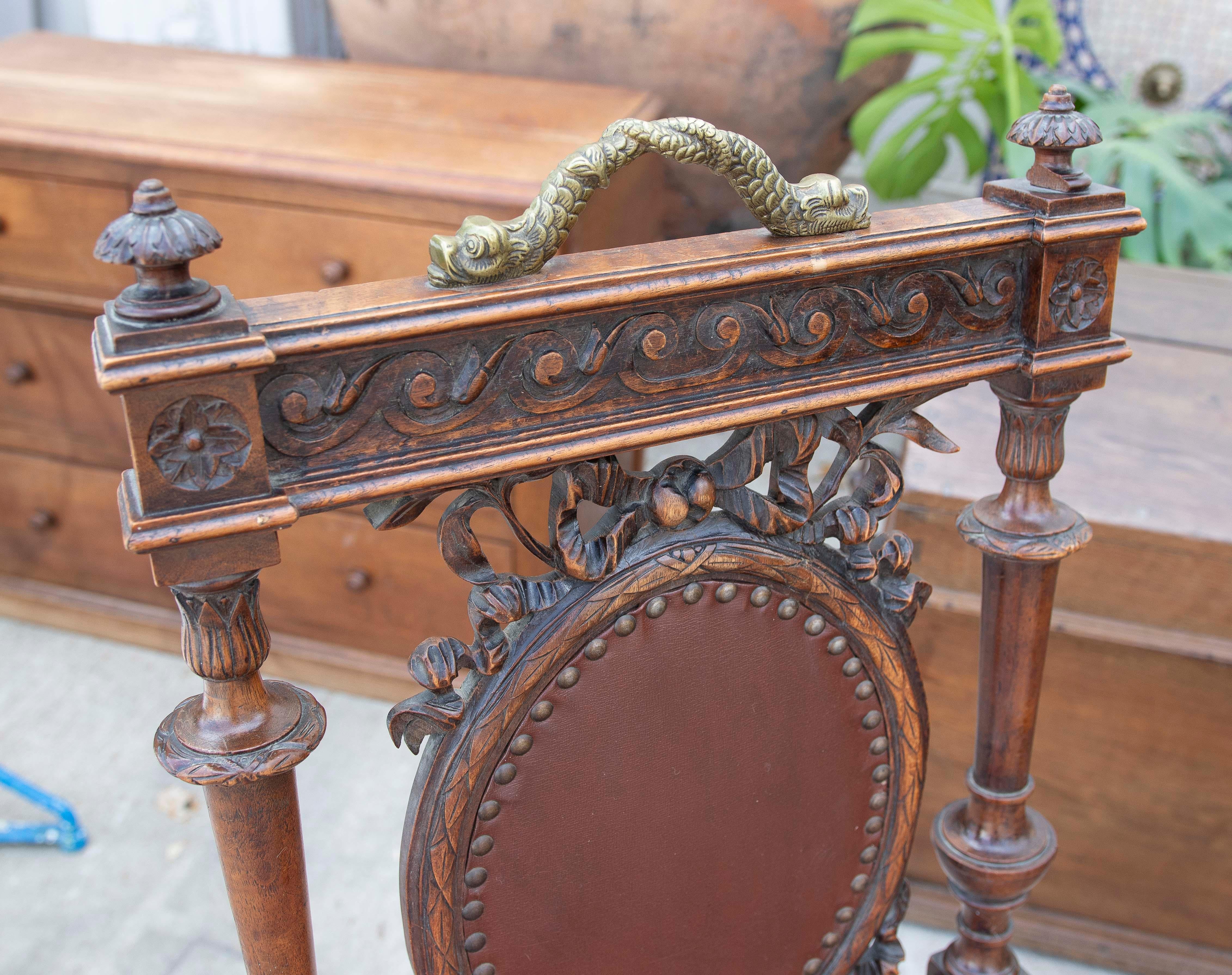 Paire de chaises en bois sculptées à la main avec décoration de poissons en bronze en vente 8
