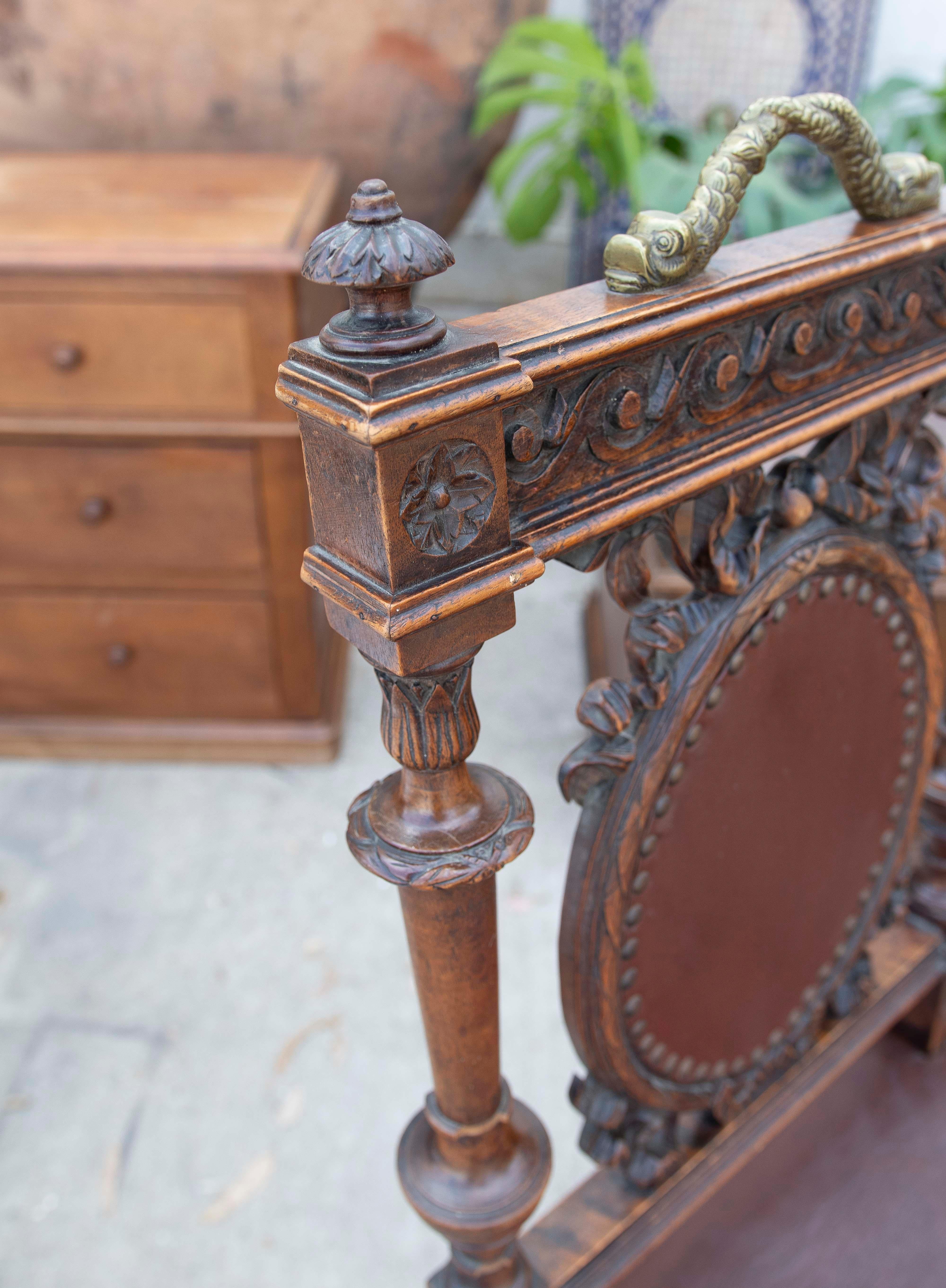 Paire de chaises en bois sculptées à la main avec décoration de poissons en bronze en vente 9