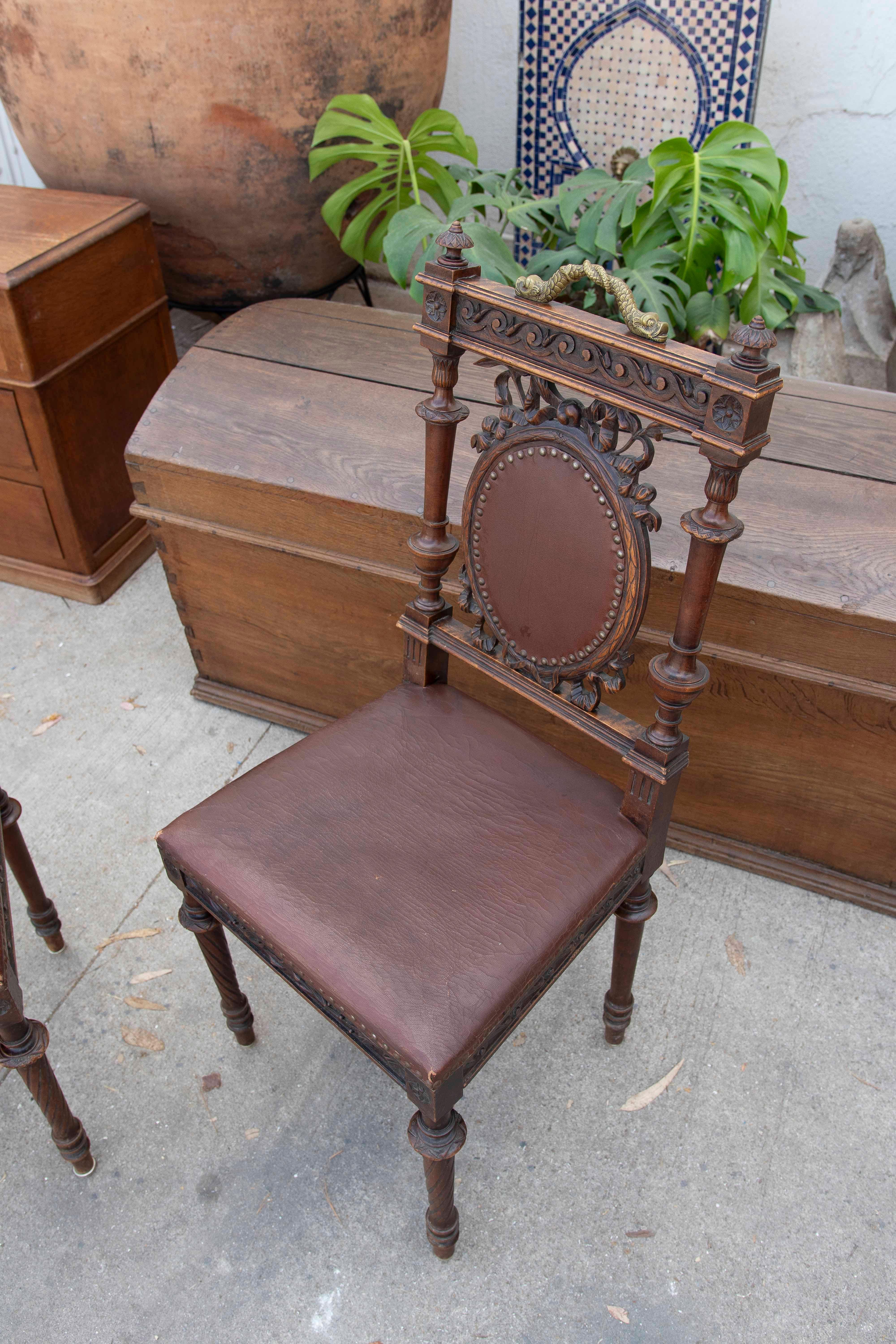 Paire de chaises en bois sculptées à la main avec décoration de poissons en bronze en vente 13