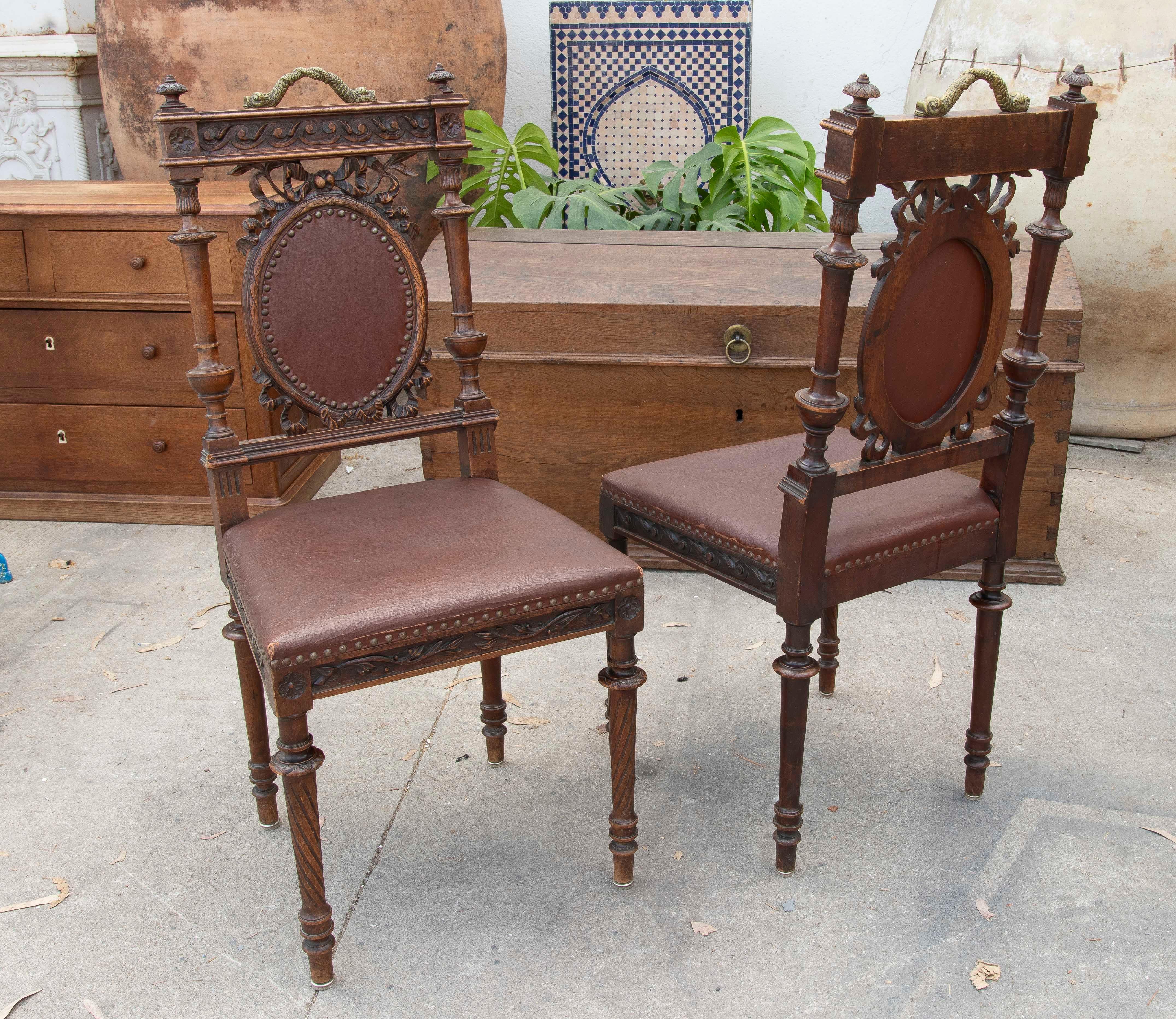 Espagnol Paire de chaises en bois sculptées à la main avec décoration de poissons en bronze en vente