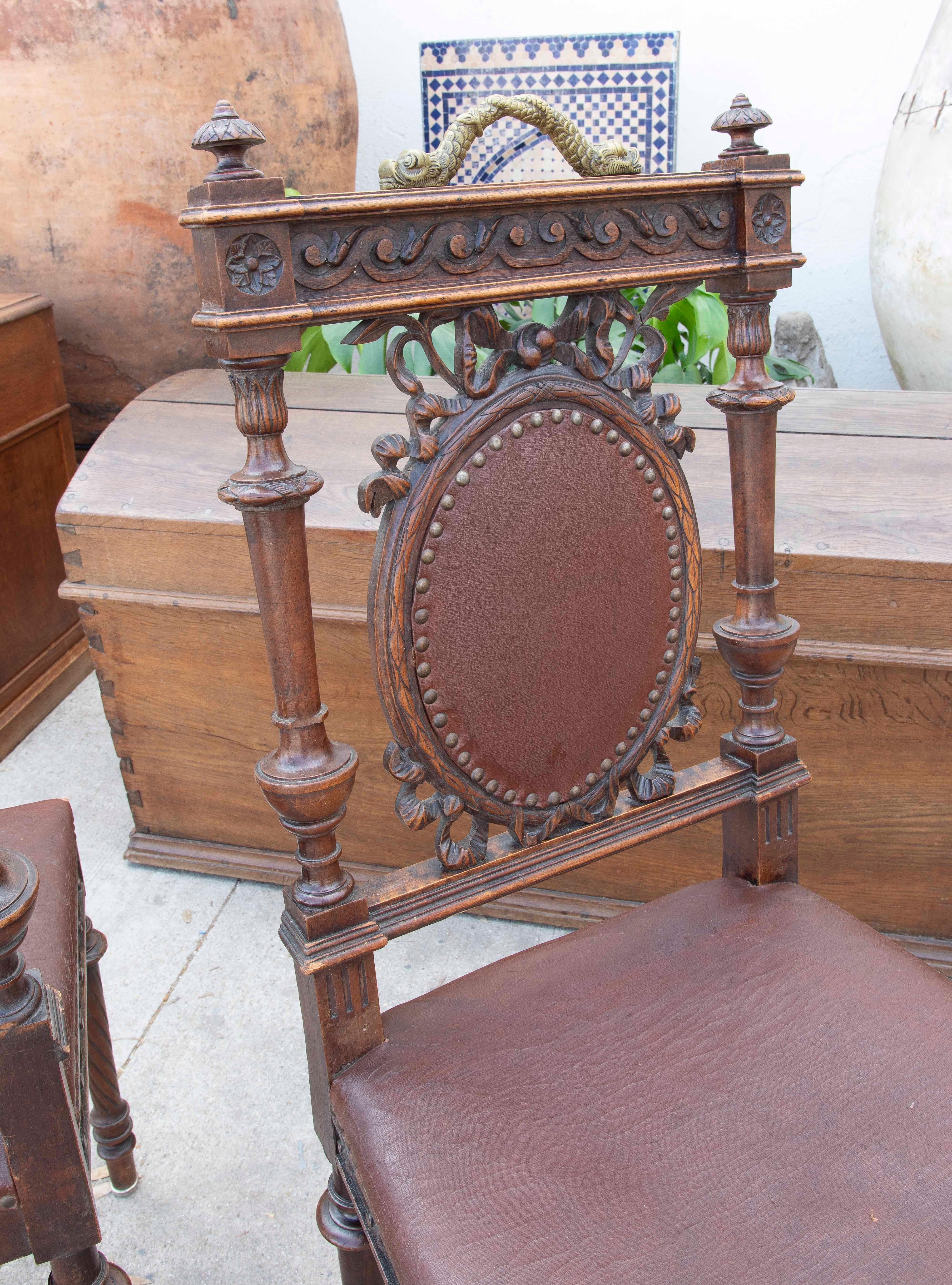 Imitation cuir Paire de chaises en bois sculptées à la main avec décoration de poissons en bronze en vente