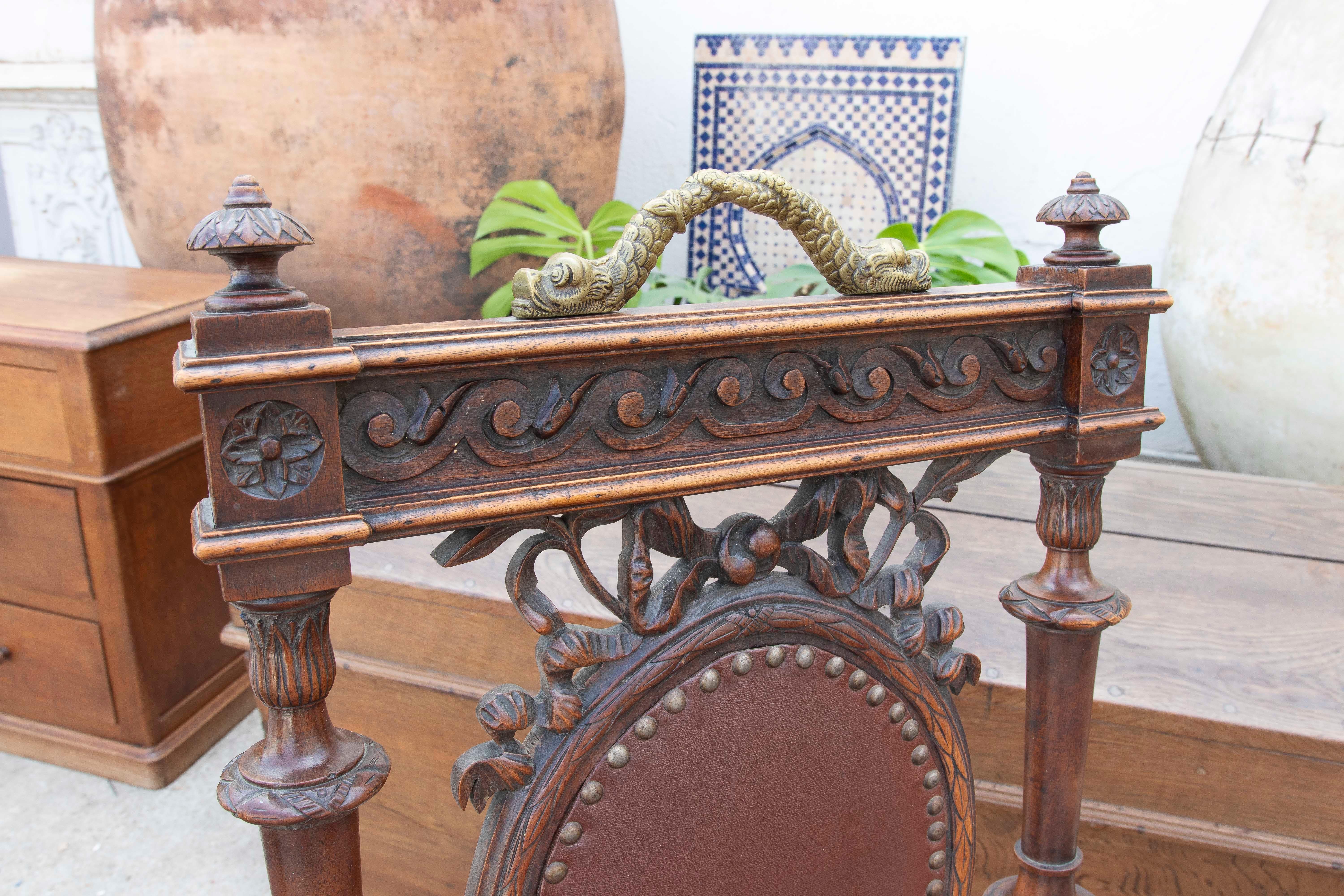 Paire de chaises en bois sculptées à la main avec décoration de poissons en bronze en vente 1