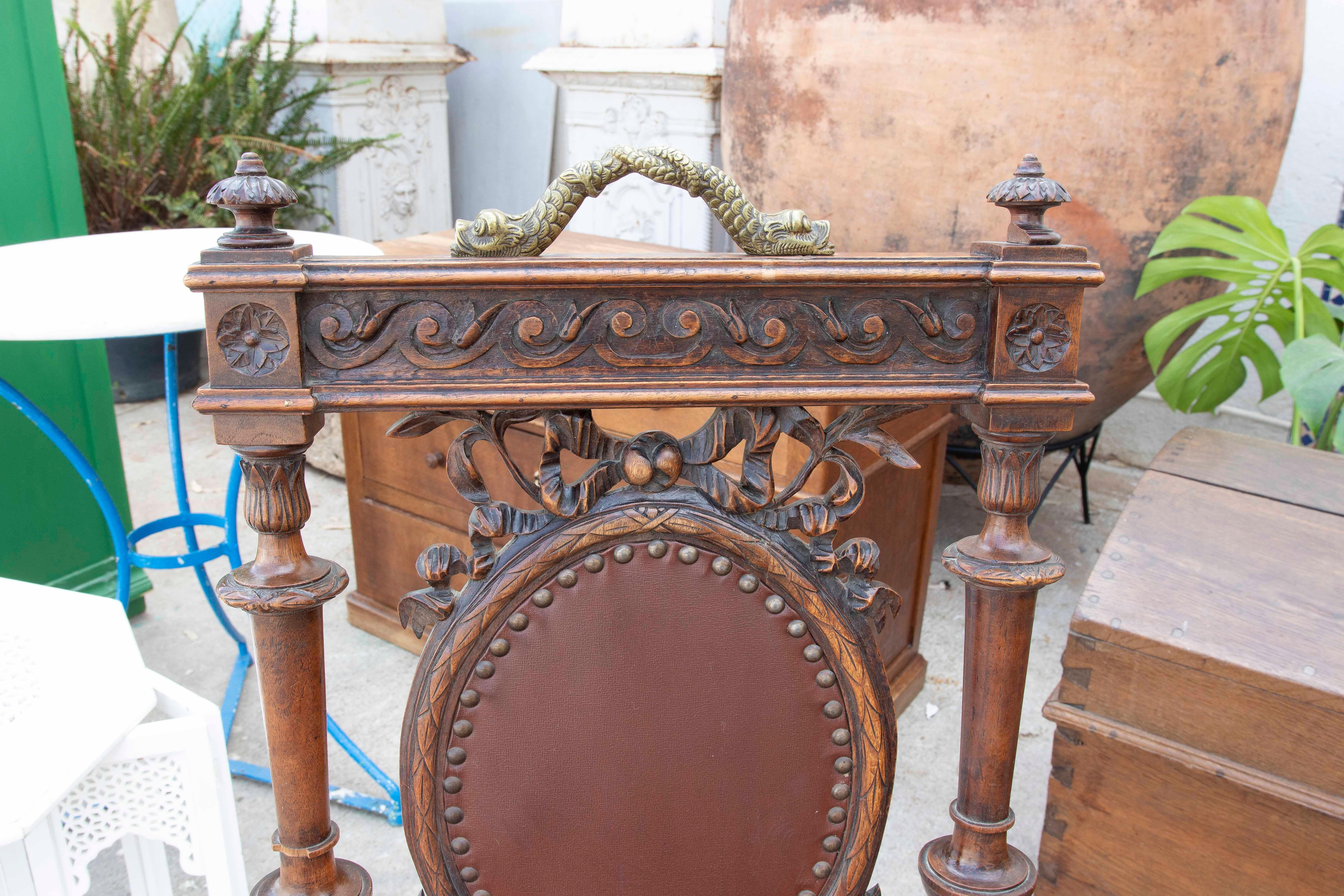 Paire de chaises en bois sculptées à la main avec décoration de poissons en bronze en vente 2
