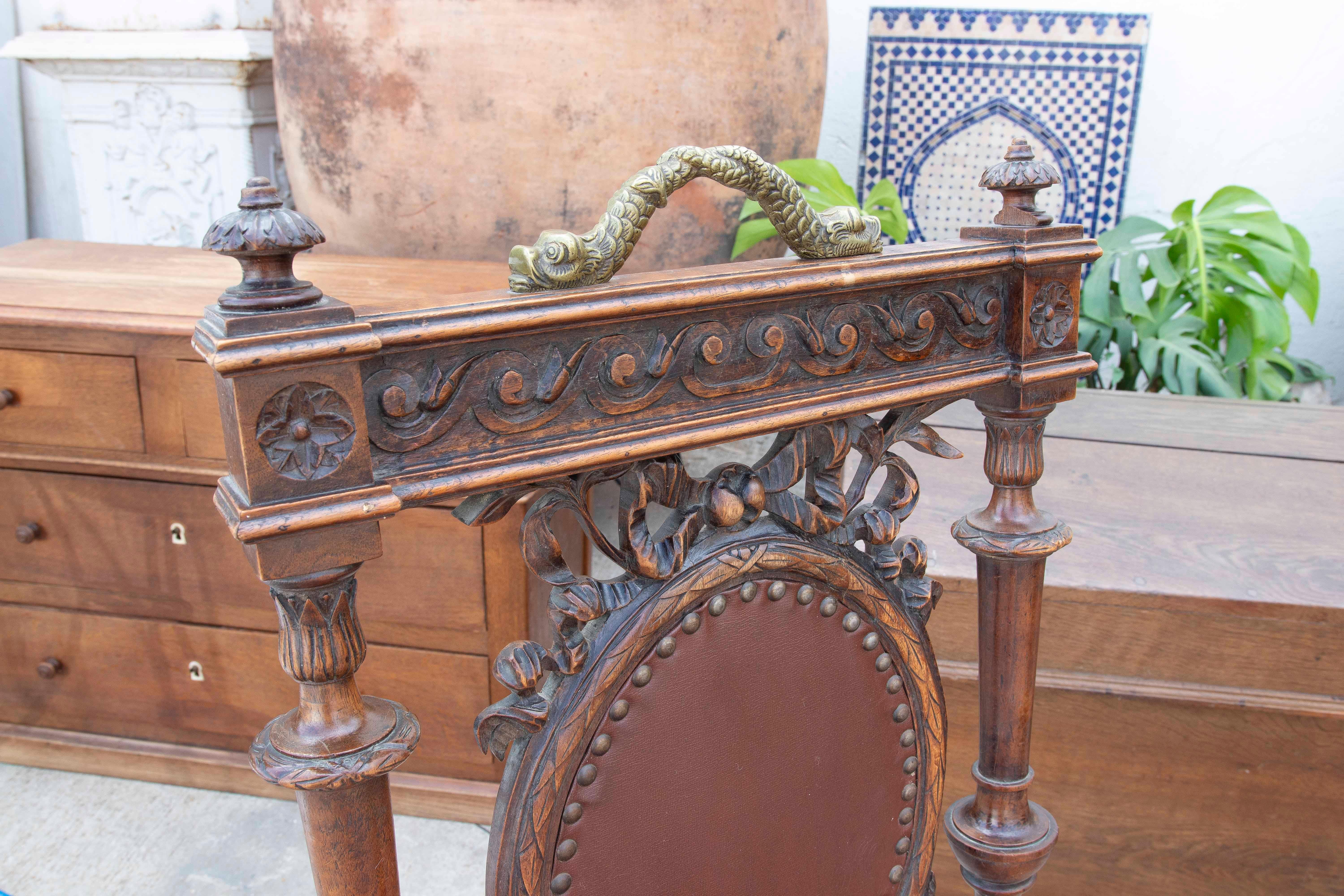 Paire de chaises en bois sculptées à la main avec décoration de poissons en bronze en vente 3