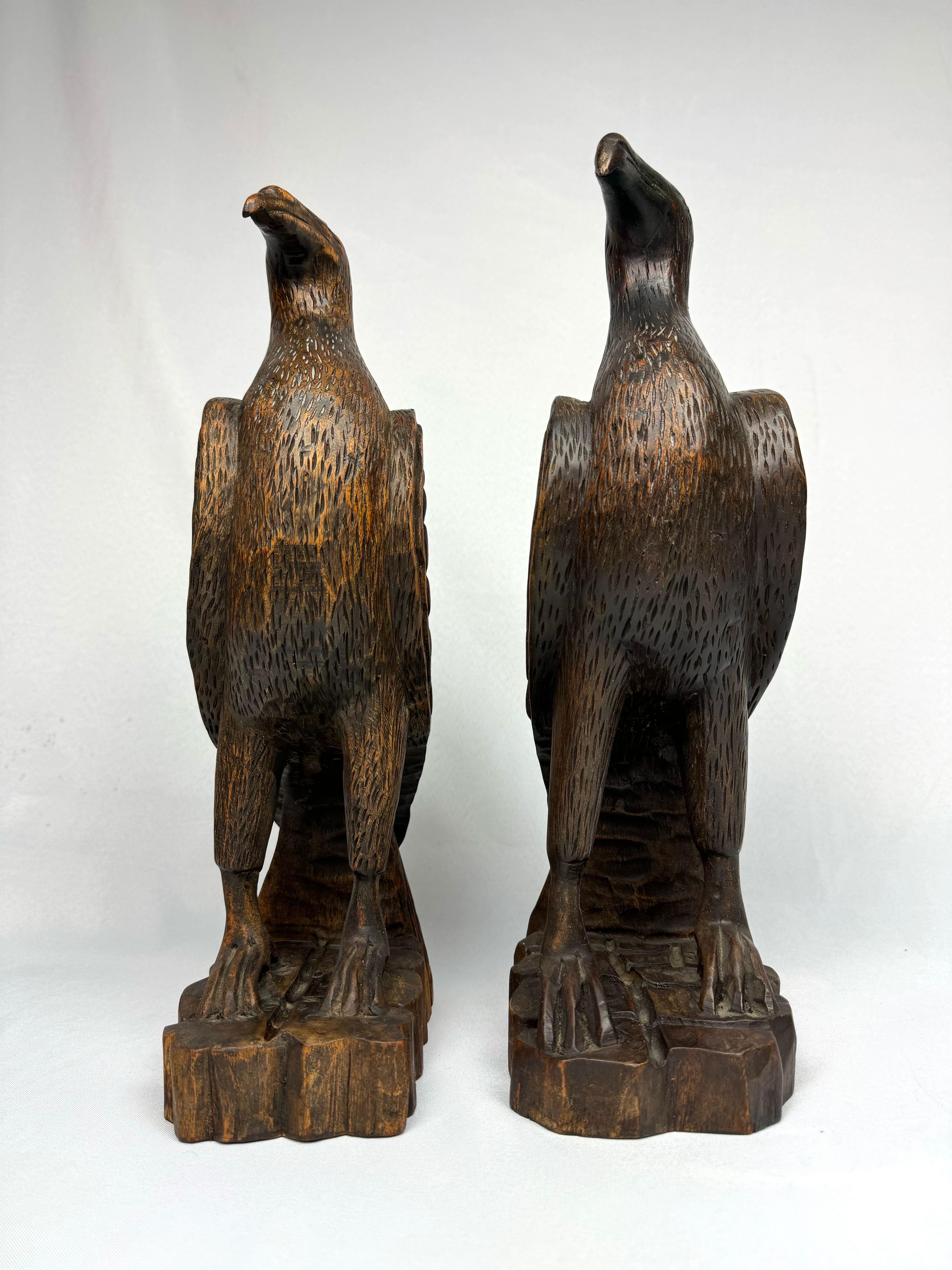 Paire d'objets en bois sculptés à la main  Falcon Bon état - En vente à Redding, CT