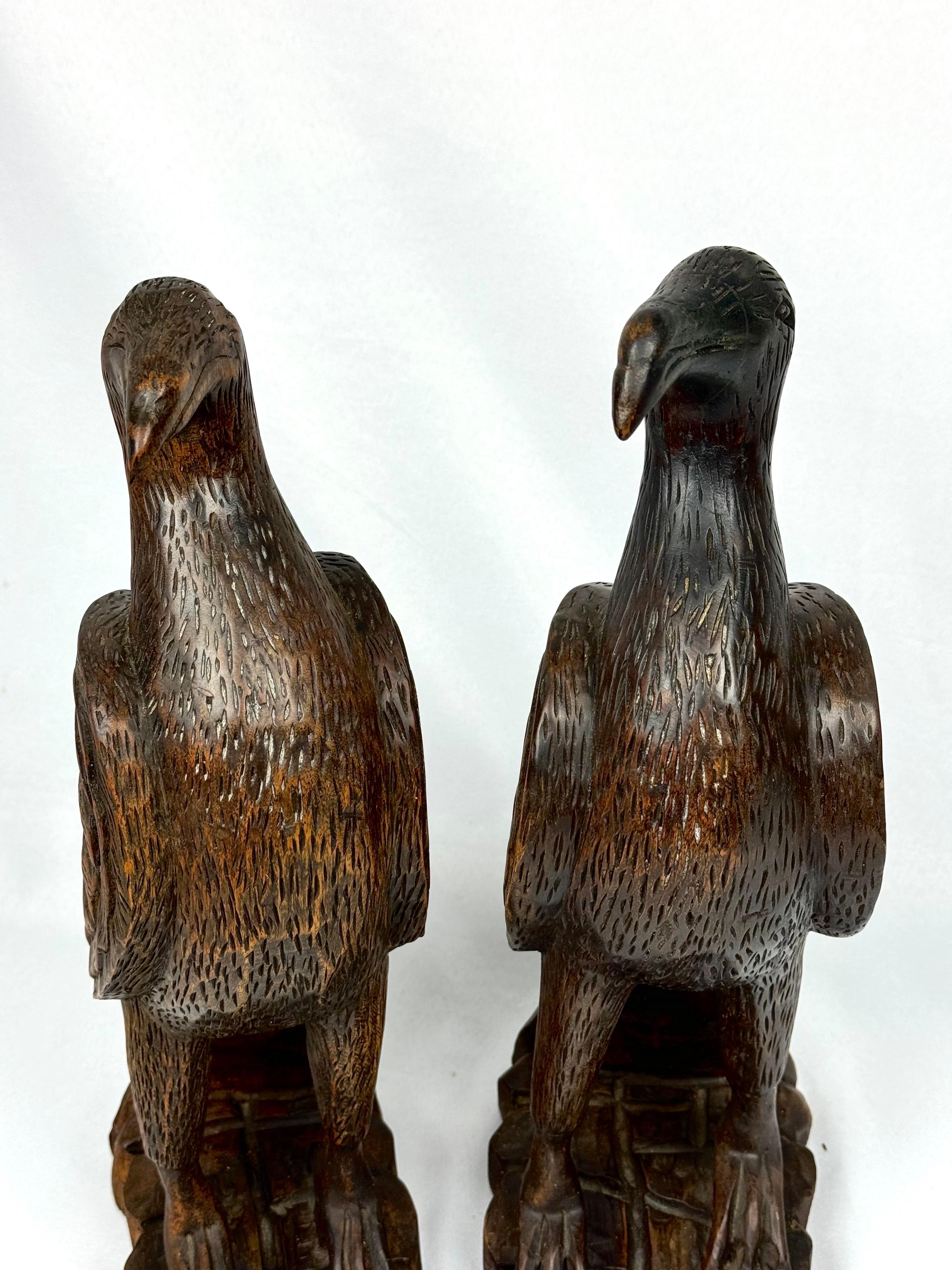 20ième siècle Paire d'objets en bois sculptés à la main  Falcon en vente