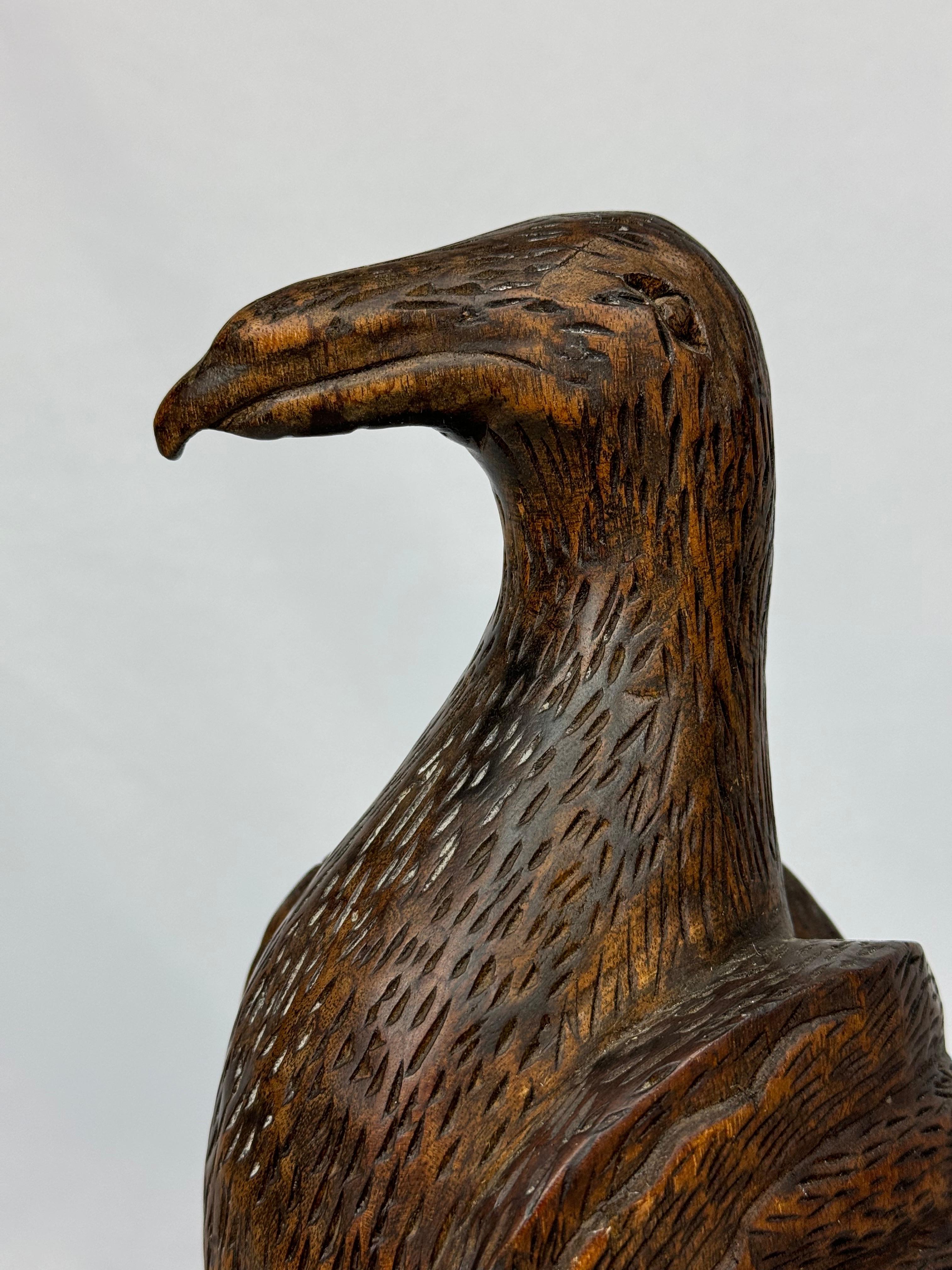Paire d'objets en bois sculptés à la main  Falcon en vente 4