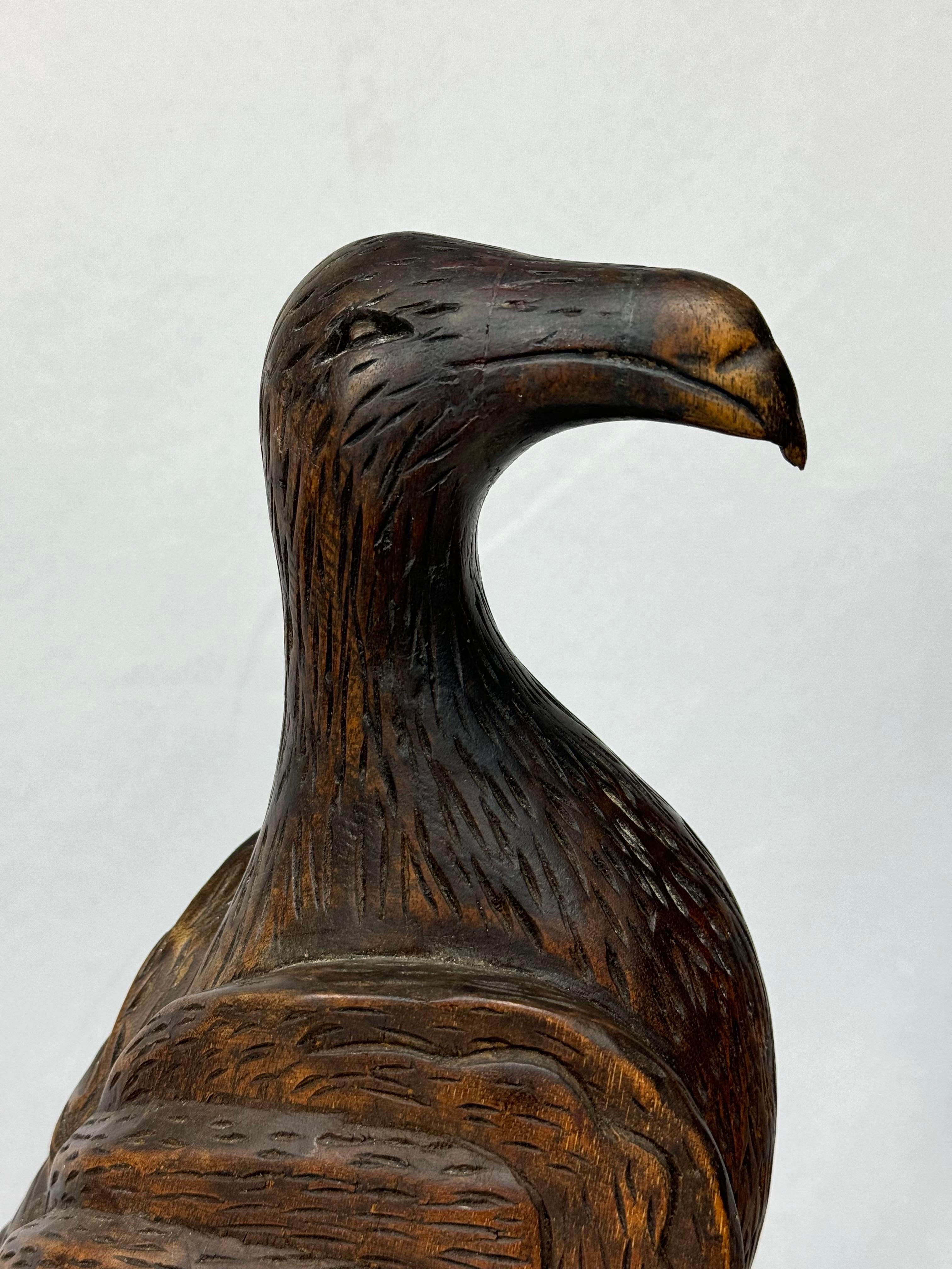 Paire d'objets en bois sculptés à la main  Falcon en vente 5