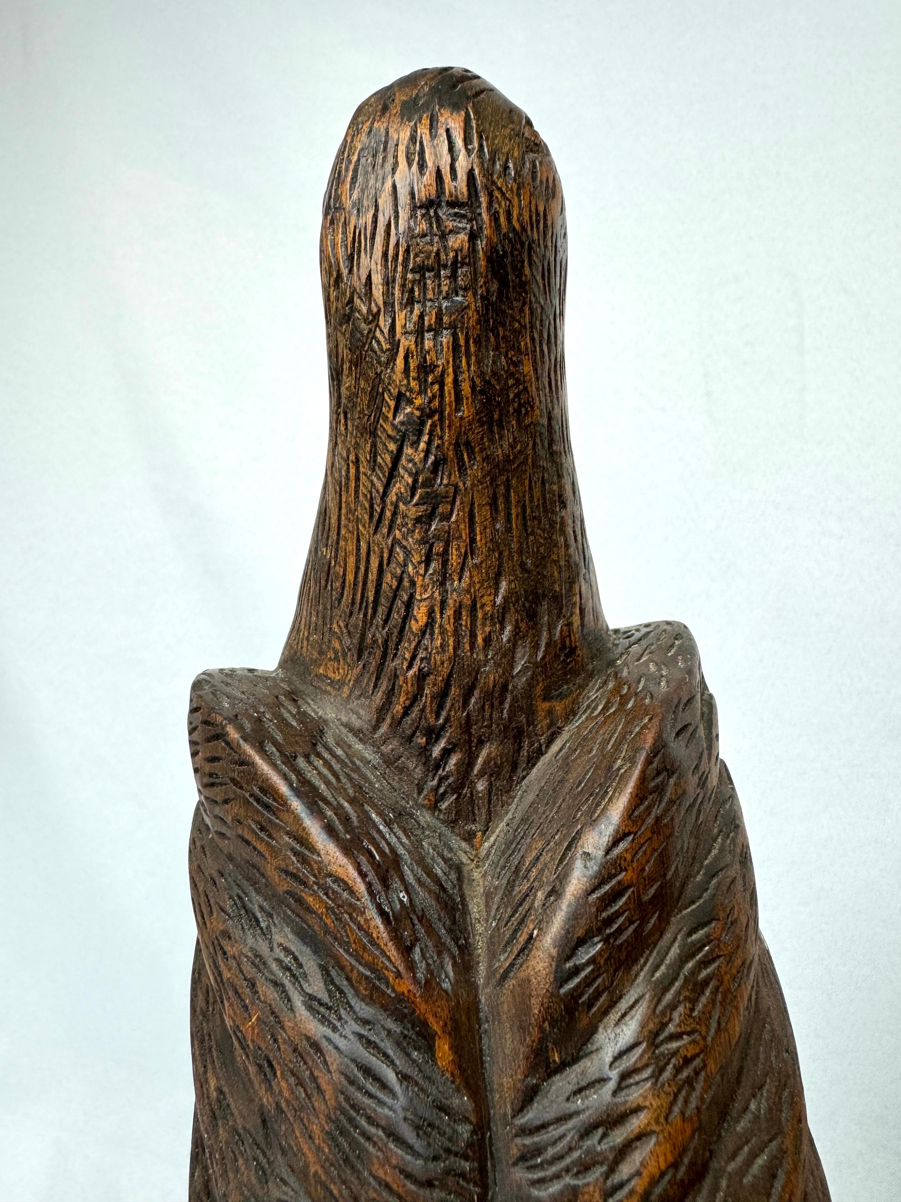 Paire d'objets en bois sculptés à la main  Falcon en vente 6