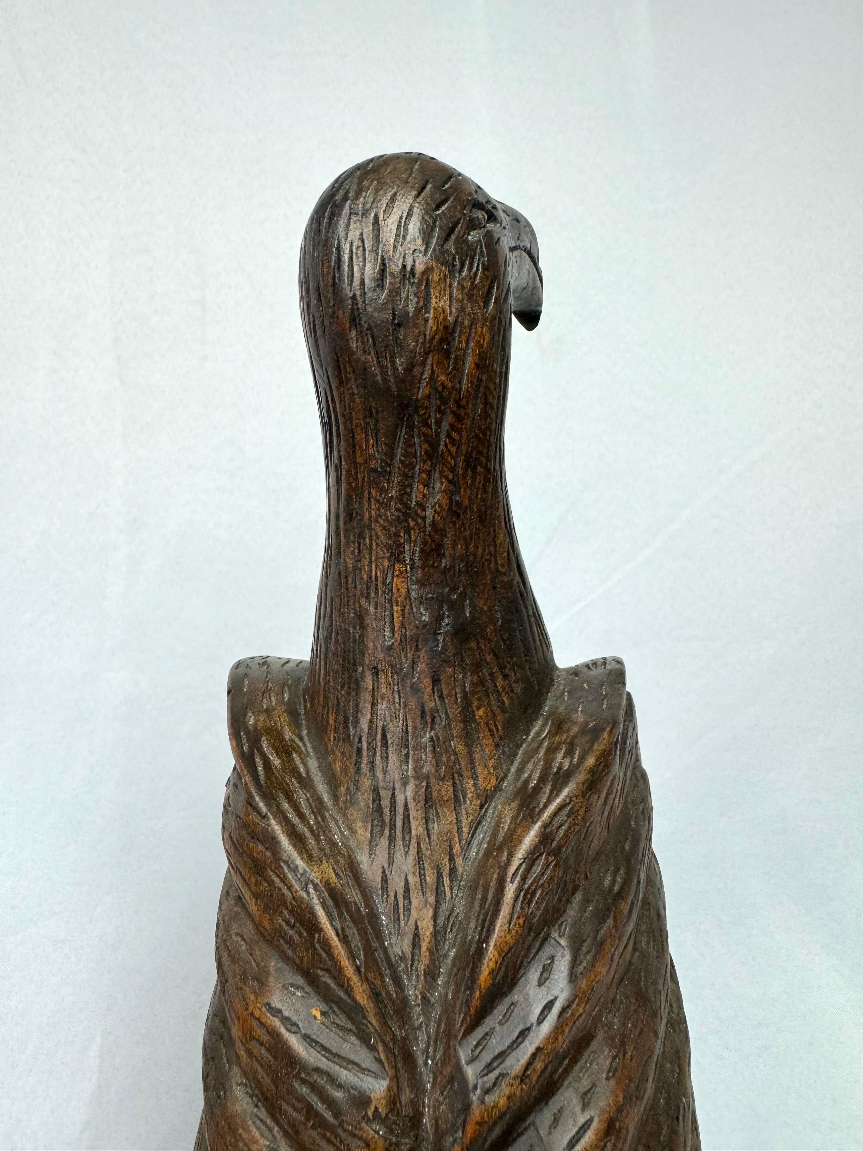 Paire d'objets en bois sculptés à la main  Falcon en vente 7