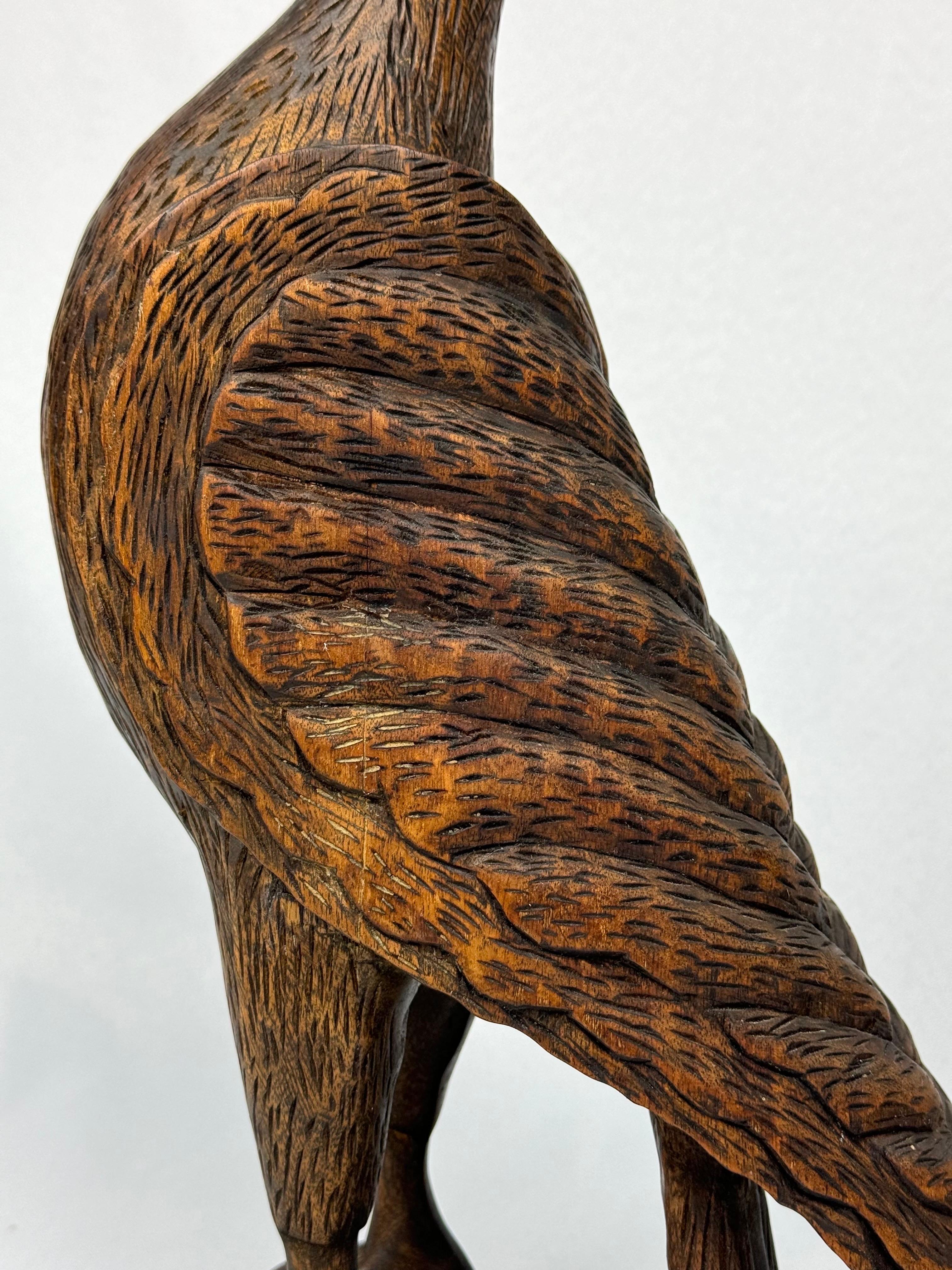 Paire d'objets en bois sculptés à la main  Falcon en vente 8