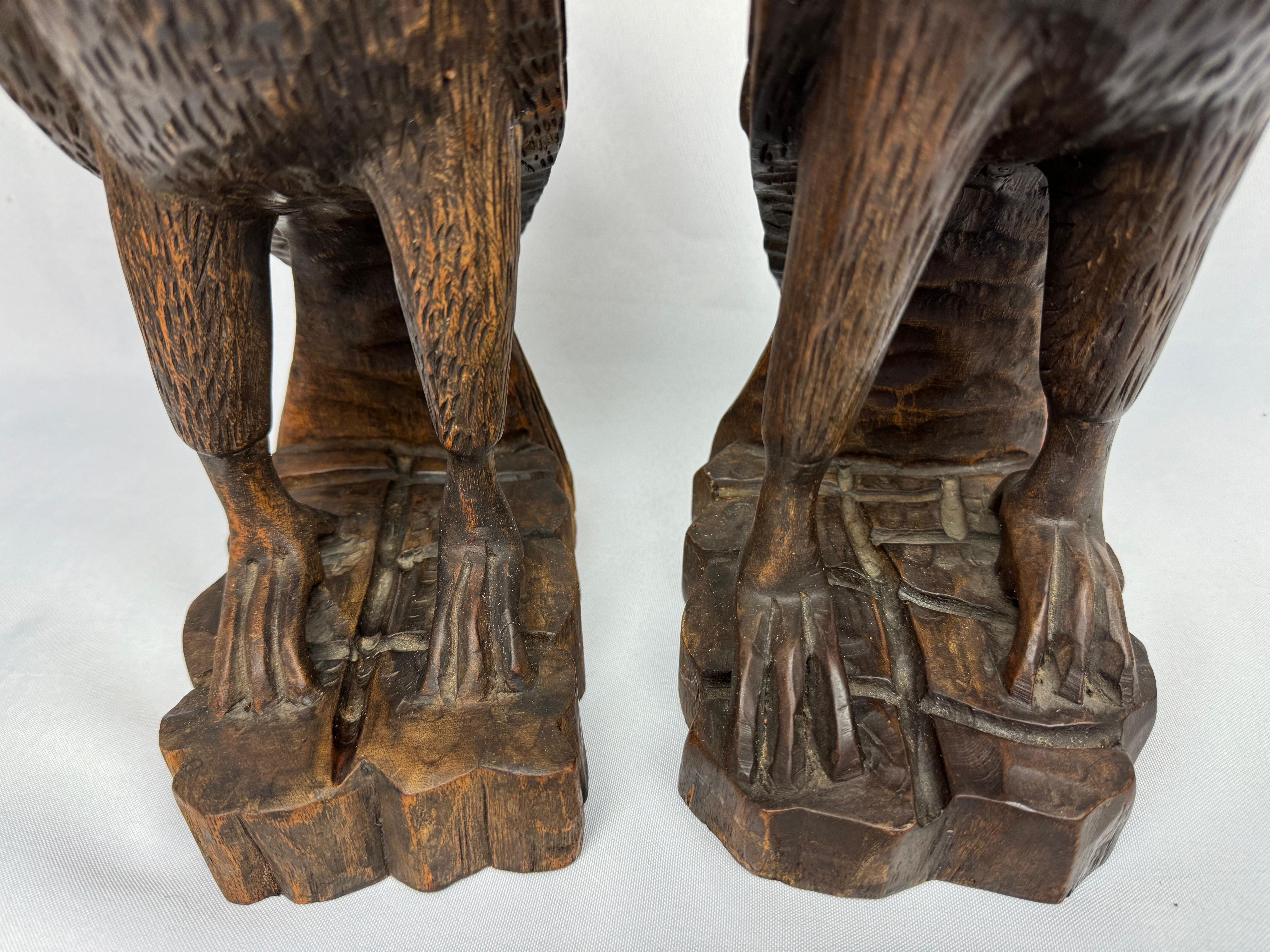 Paire d'objets en bois sculptés à la main  Falcon en vente 9