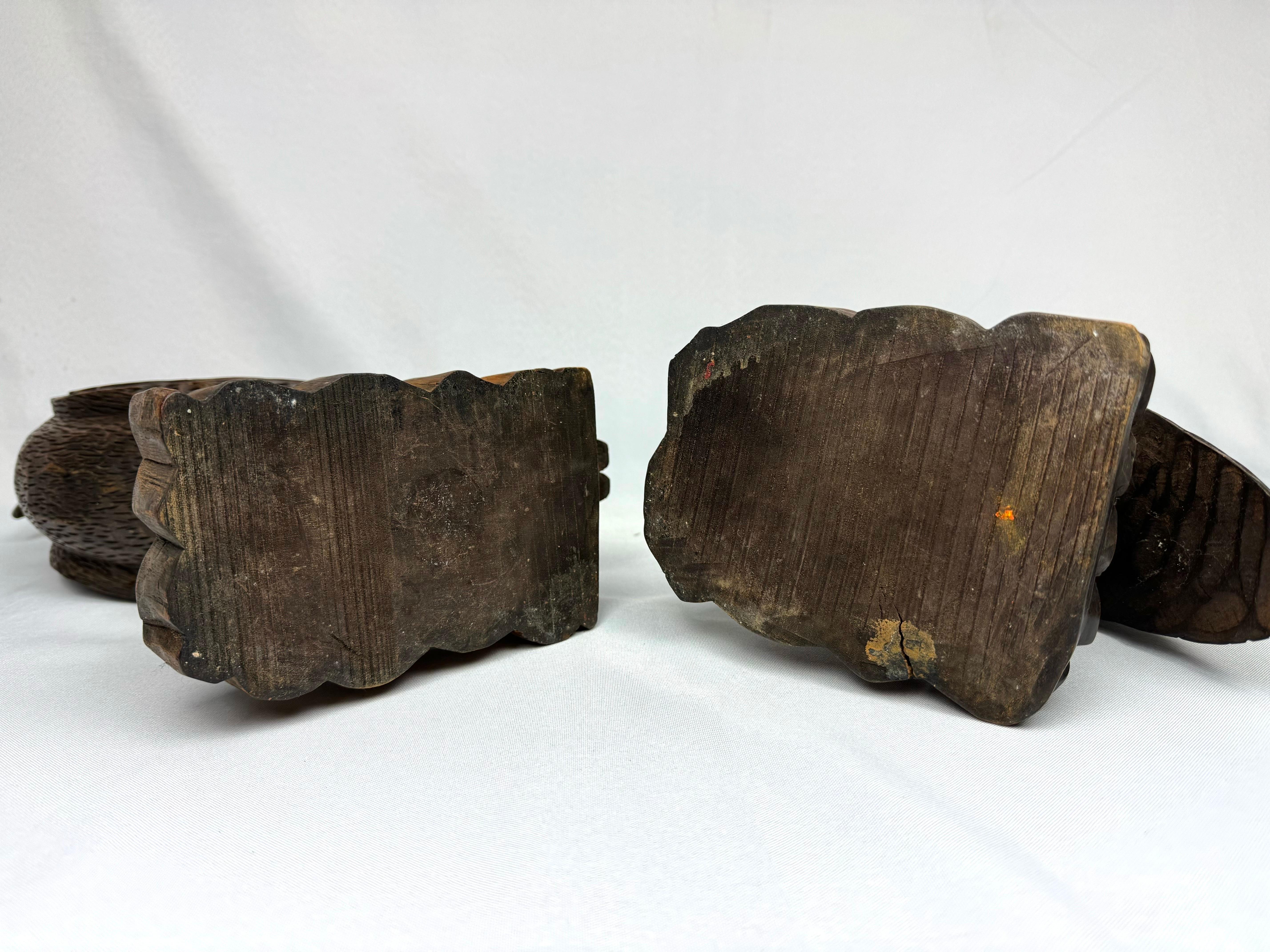 Paire d'objets en bois sculptés à la main  Falcon en vente 11