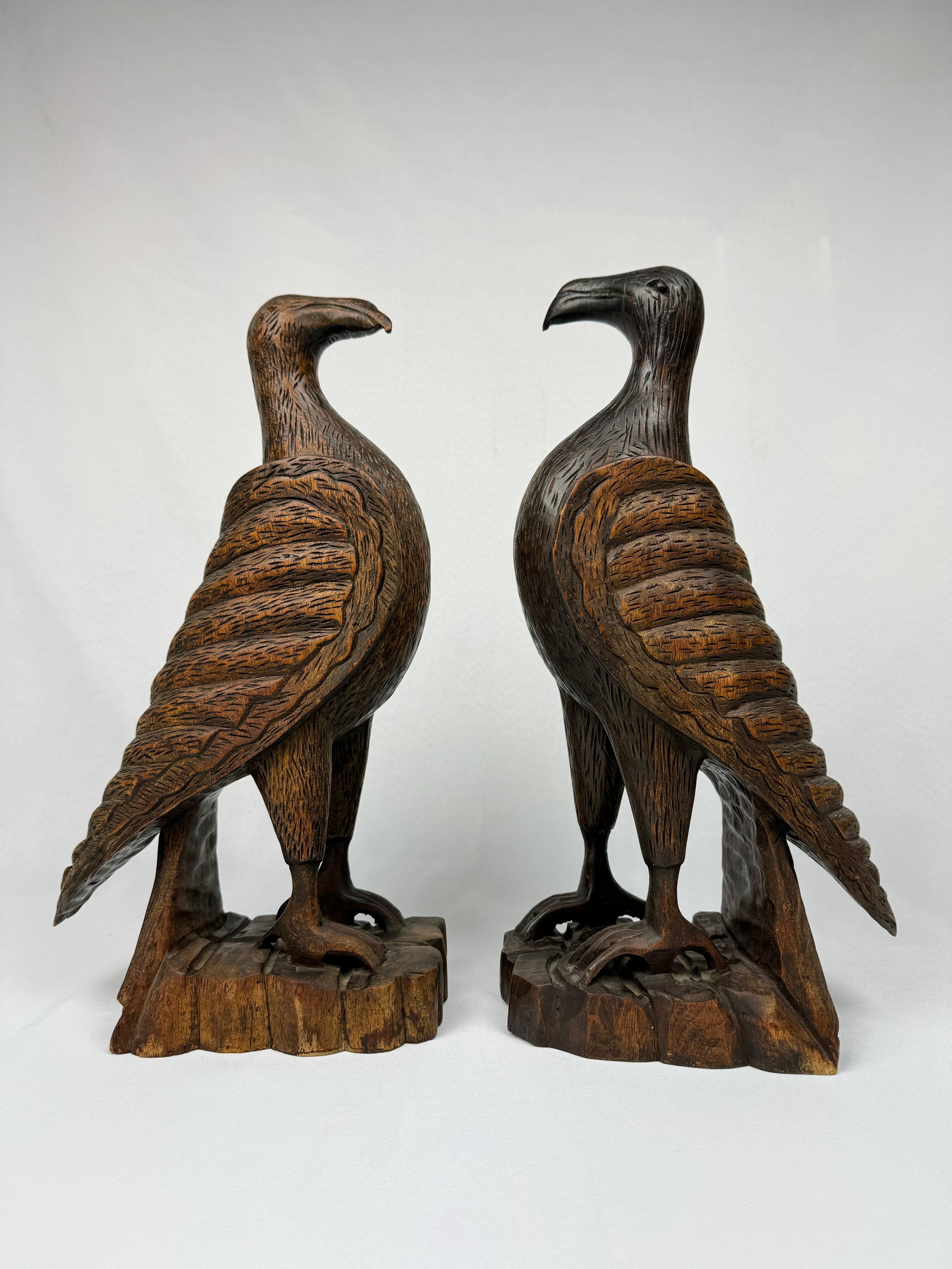 Arts and Crafts Paire d'objets en bois sculptés à la main  Falcon en vente