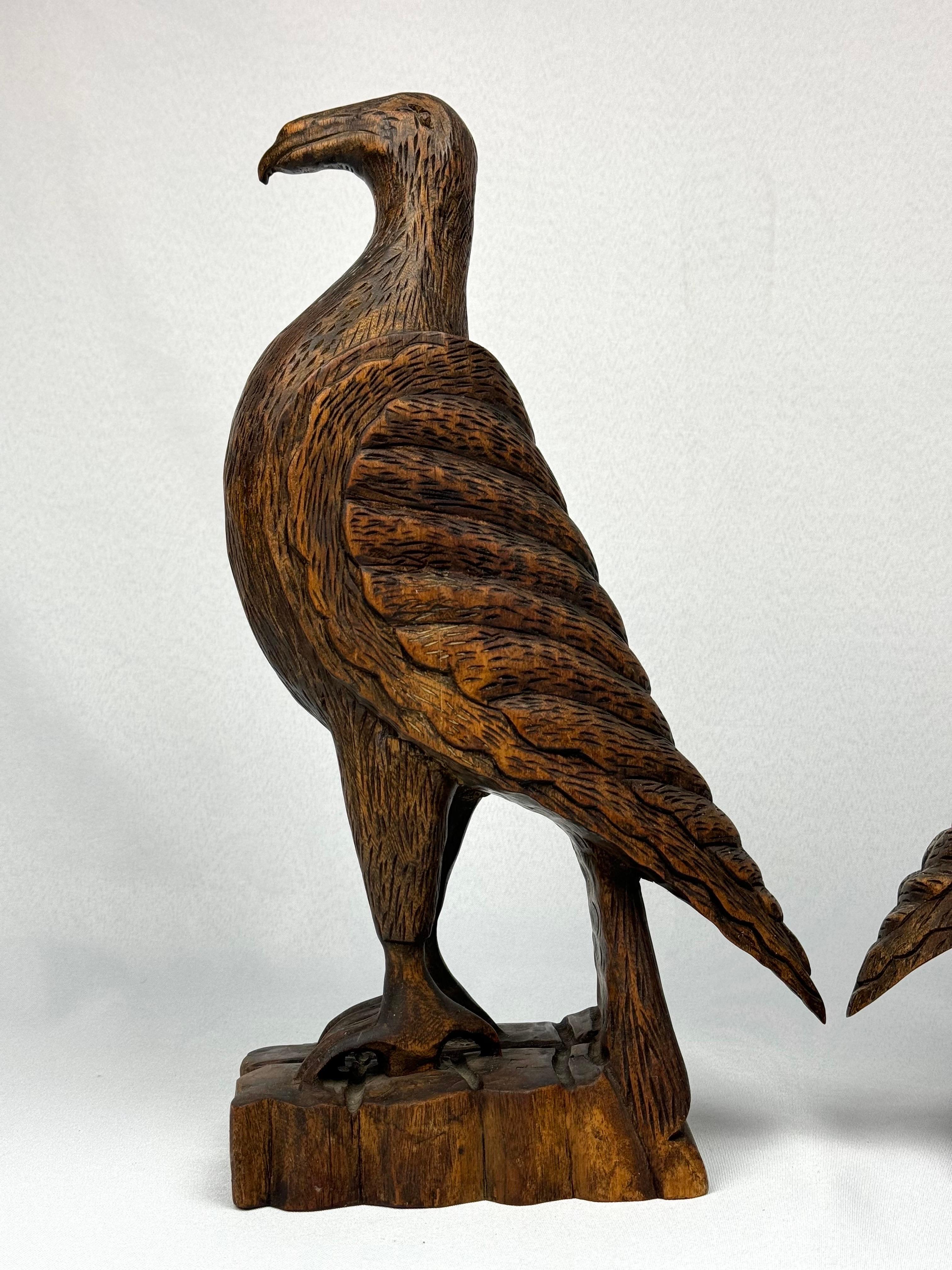 Bois Paire d'objets en bois sculptés à la main  Falcon en vente