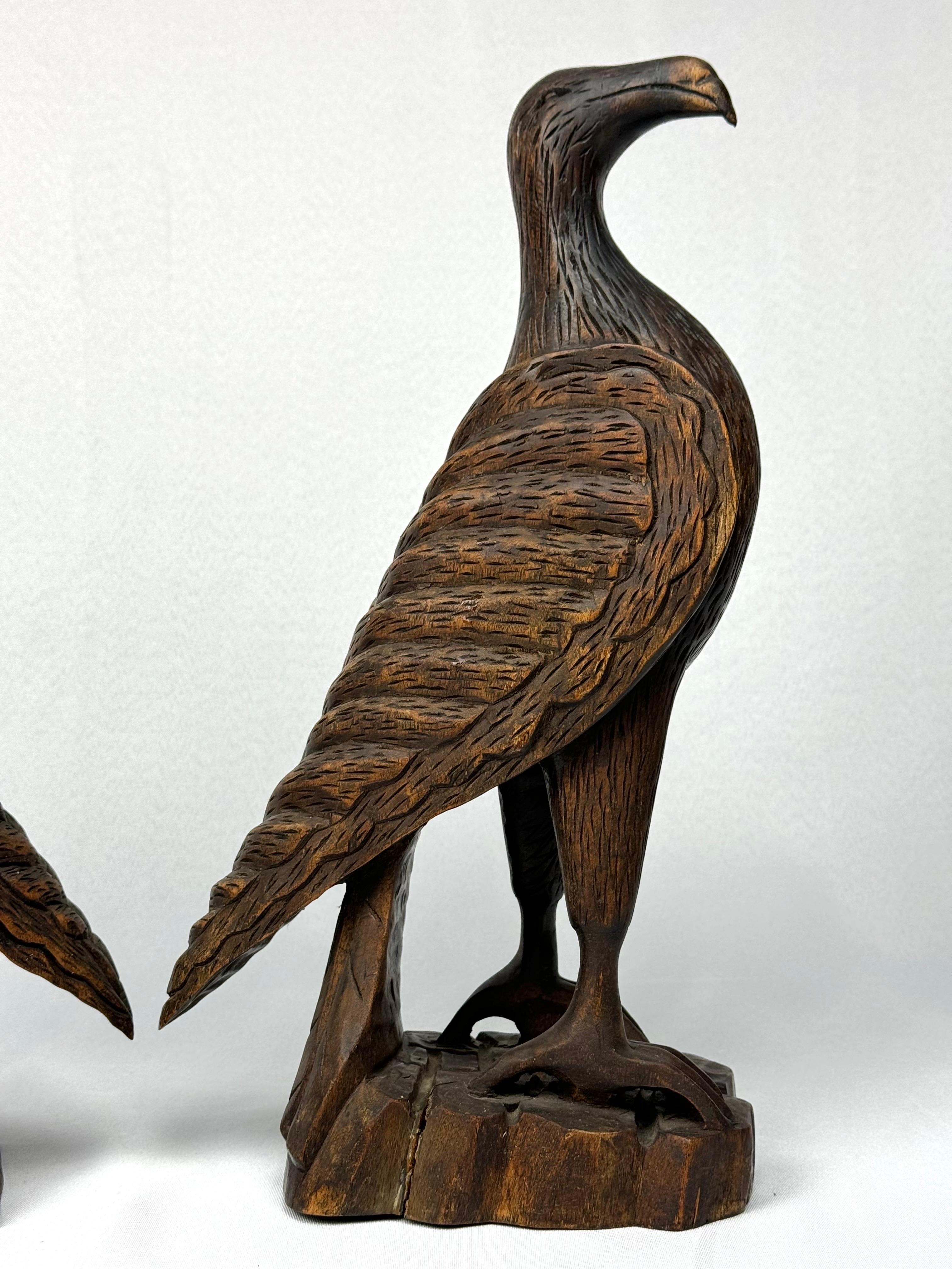 Paire d'objets en bois sculptés à la main  Falcon en vente 1
