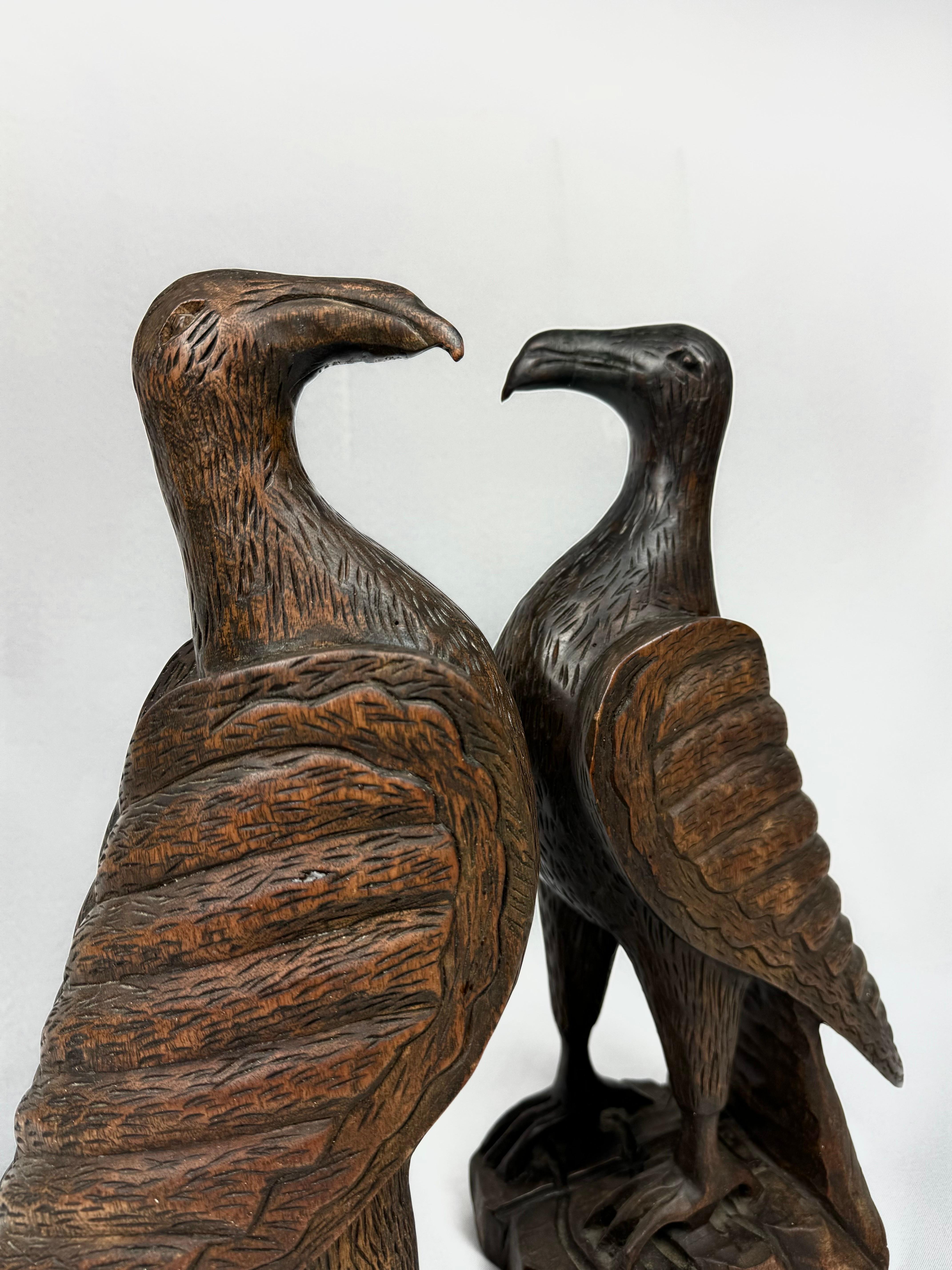 Paire d'objets en bois sculptés à la main  Falcon en vente 2