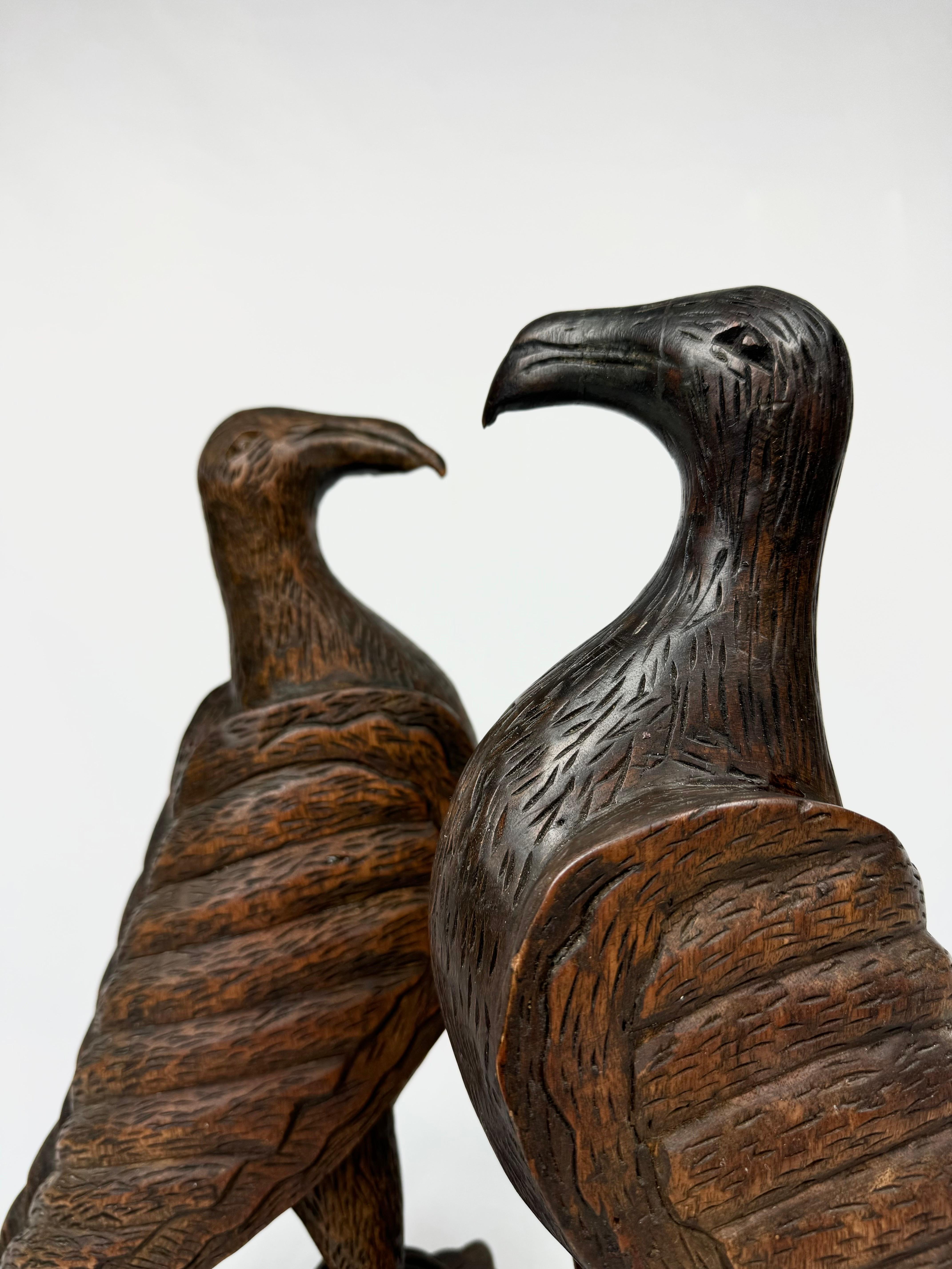 Paire d'objets en bois sculptés à la main  Falcon en vente 3
